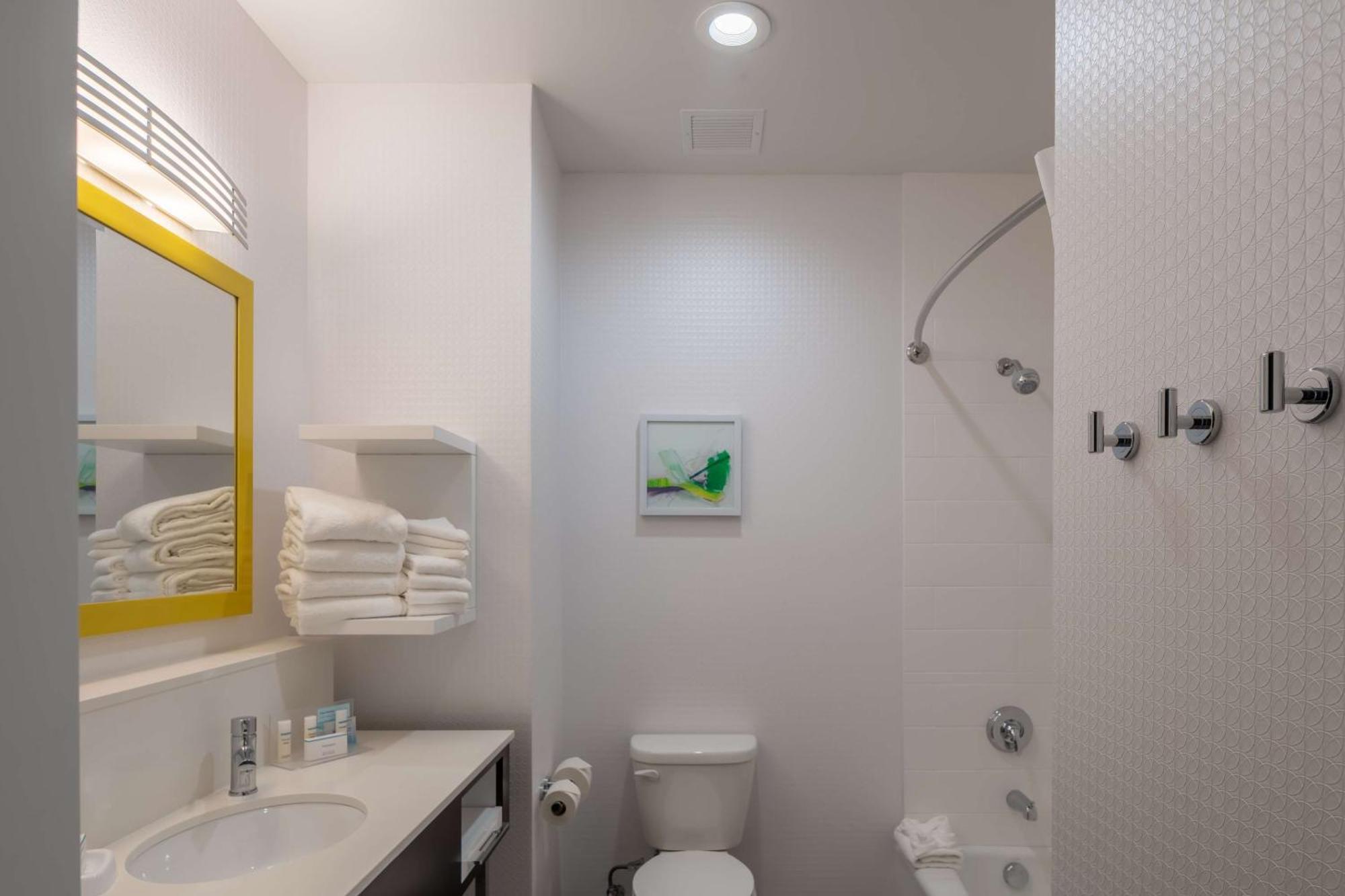 King Room with Accessible Tub - Mobility and Hearing Access/Non-Smoking