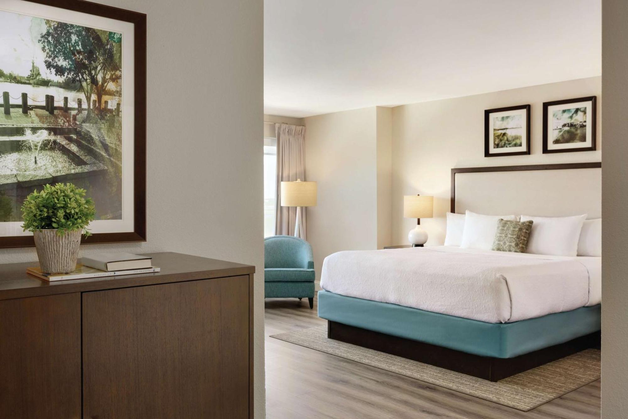 King Room with River View and Roll-in Shower - Mobility/Hearing Access