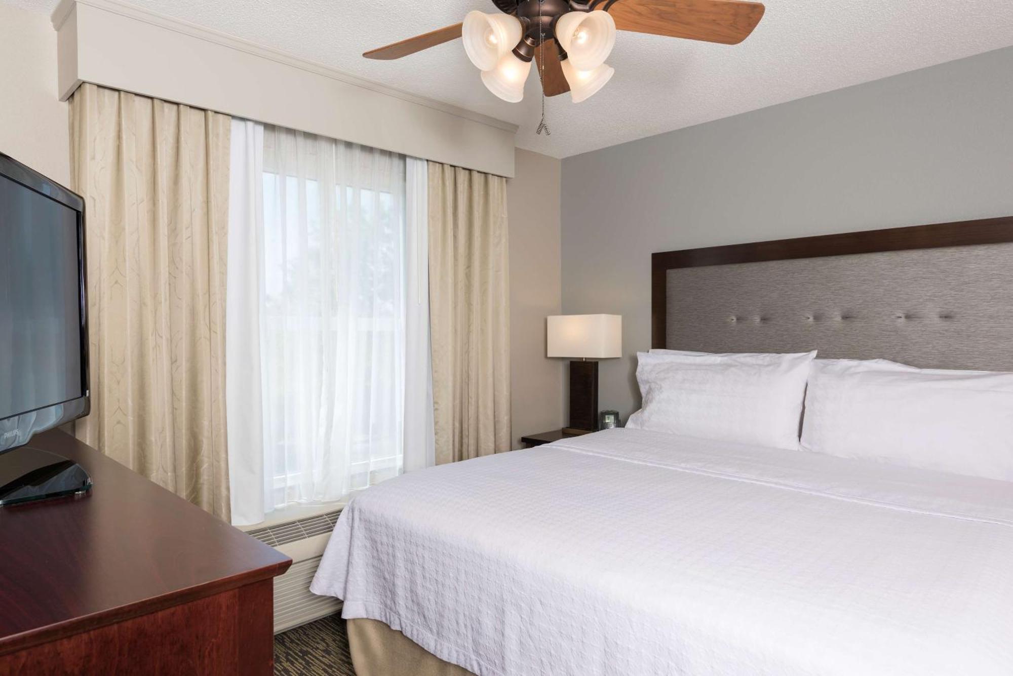 One-Bedroom King Suite - Non-Smoking