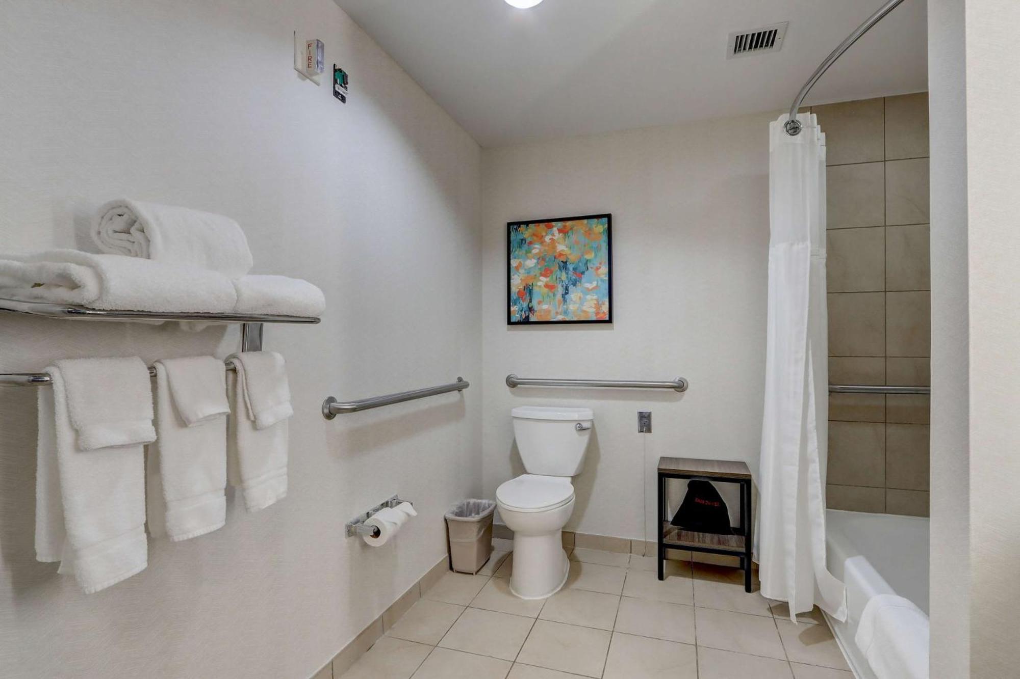 King Room with Bath Tub - Mobility Access