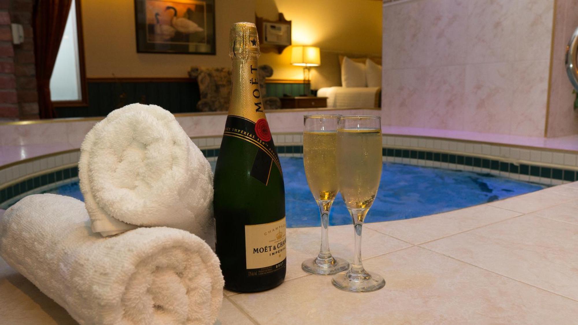 Northern Light Queen Suite Spa Bath Fireplace Non-Smoking,1592056977:JPEG