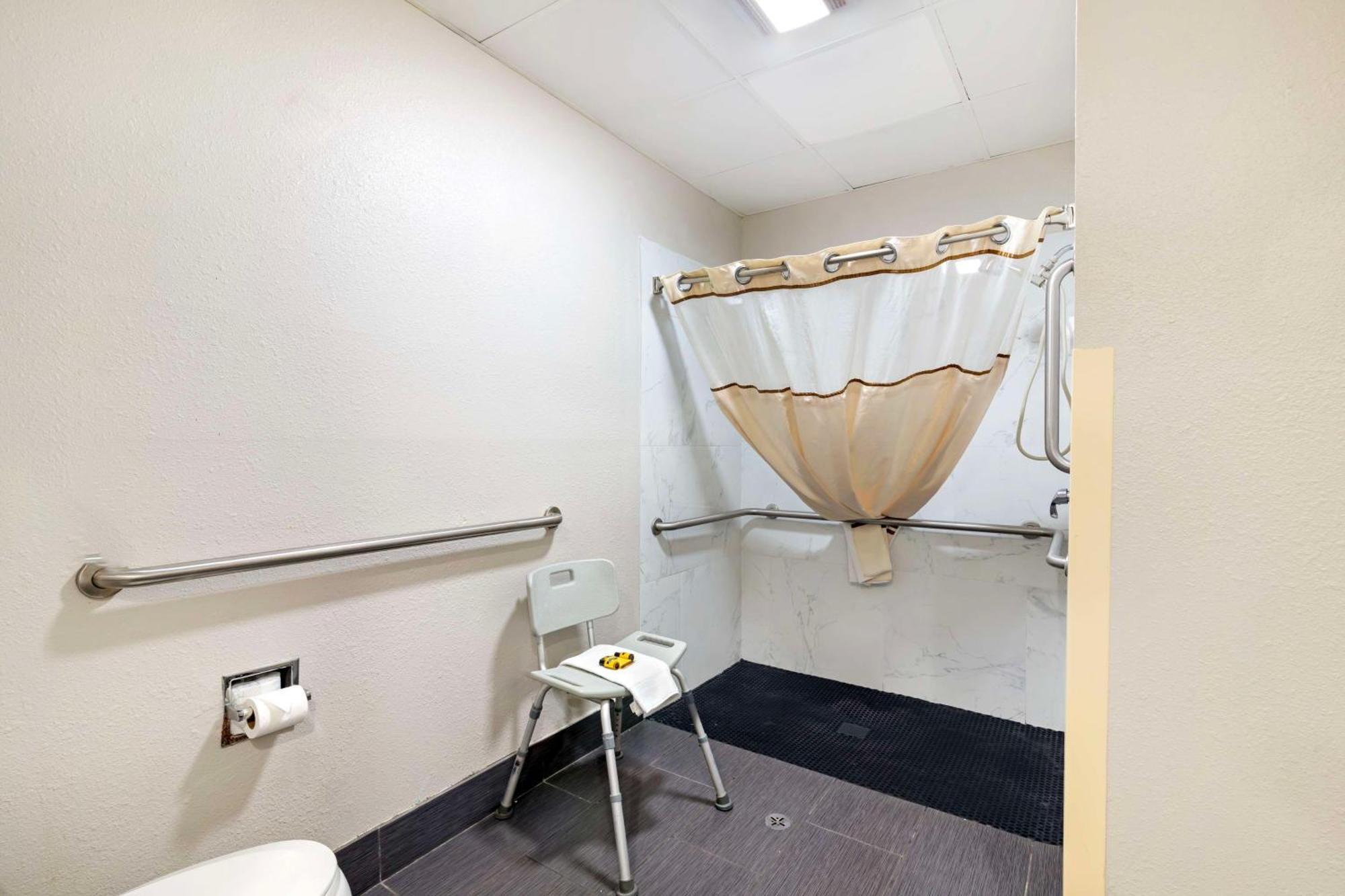 Queen Suite with 2 Queen Beds - Disability Access - Non-Smoking