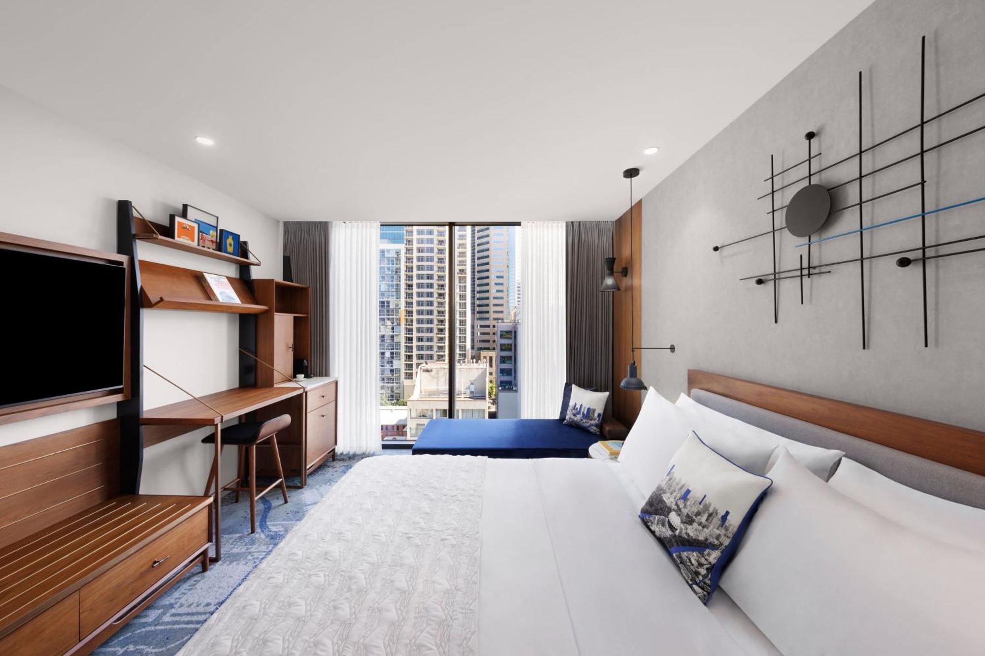Superior King Room with City View