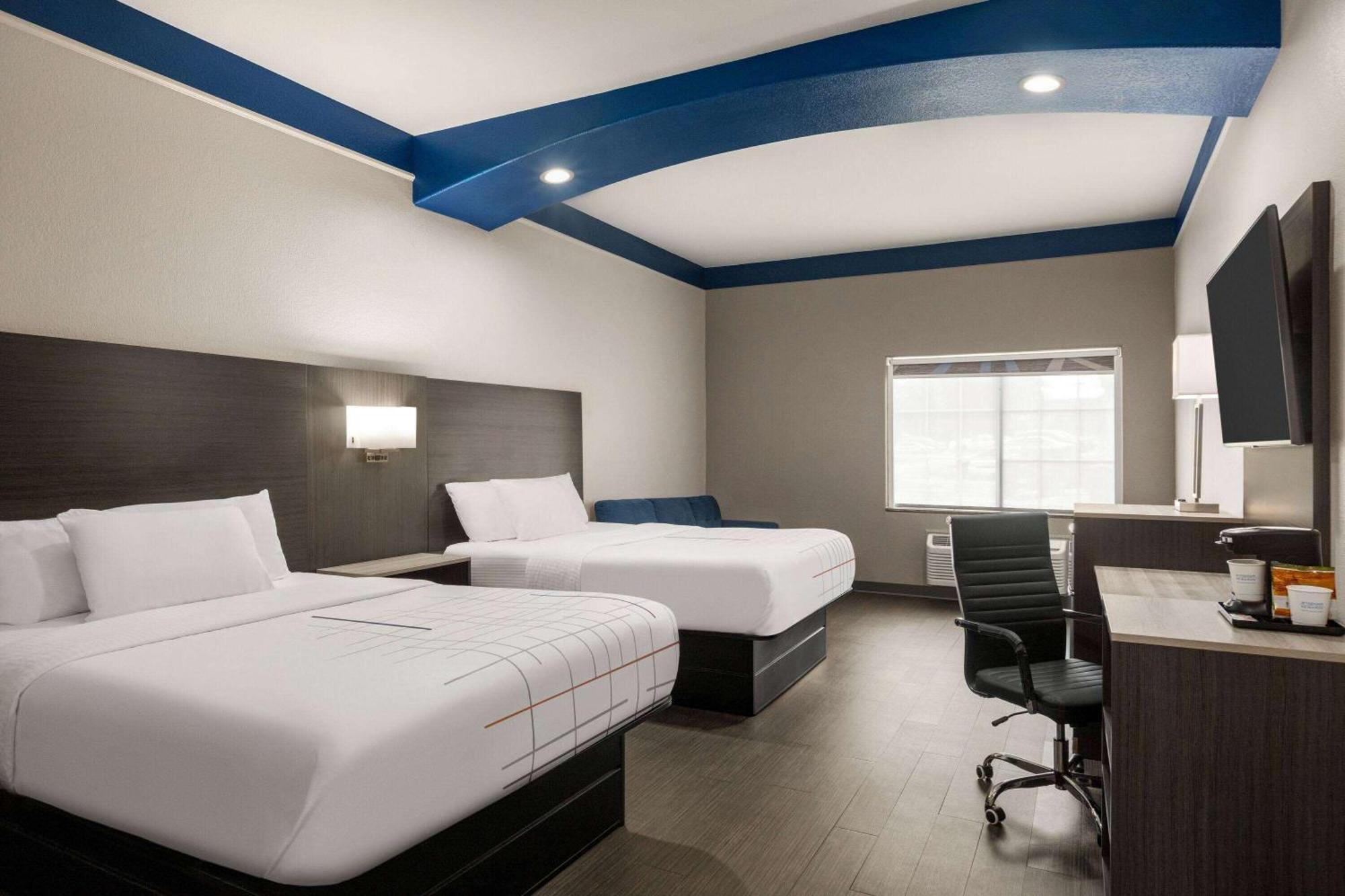 Deluxe Queen Room Two Queen Beds Roll shower Mobility Accessible or Non-Smoking,1609315585:JPEG