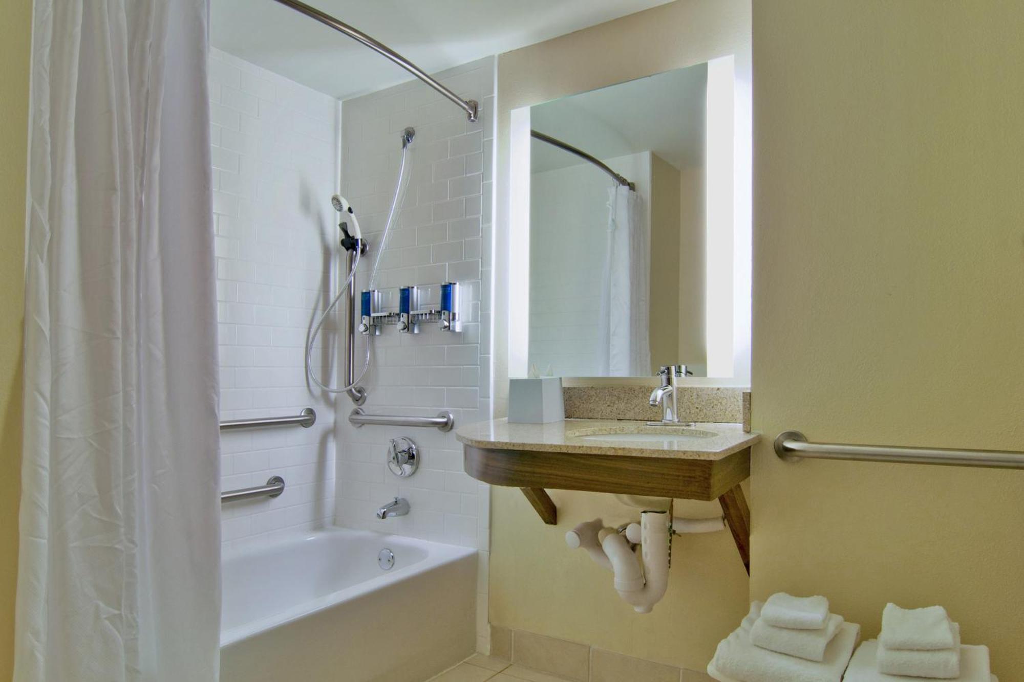 Queen Room Two Queen Beds Tub Mobility Hearing Accessible,1632219997:JPEG