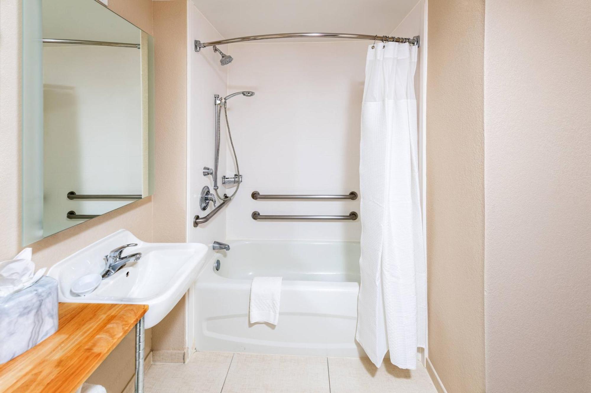 Queen Suite with Two Queen Beds, Bathtub and Trundle Sofa - Mobility Access/Hearing Accessible