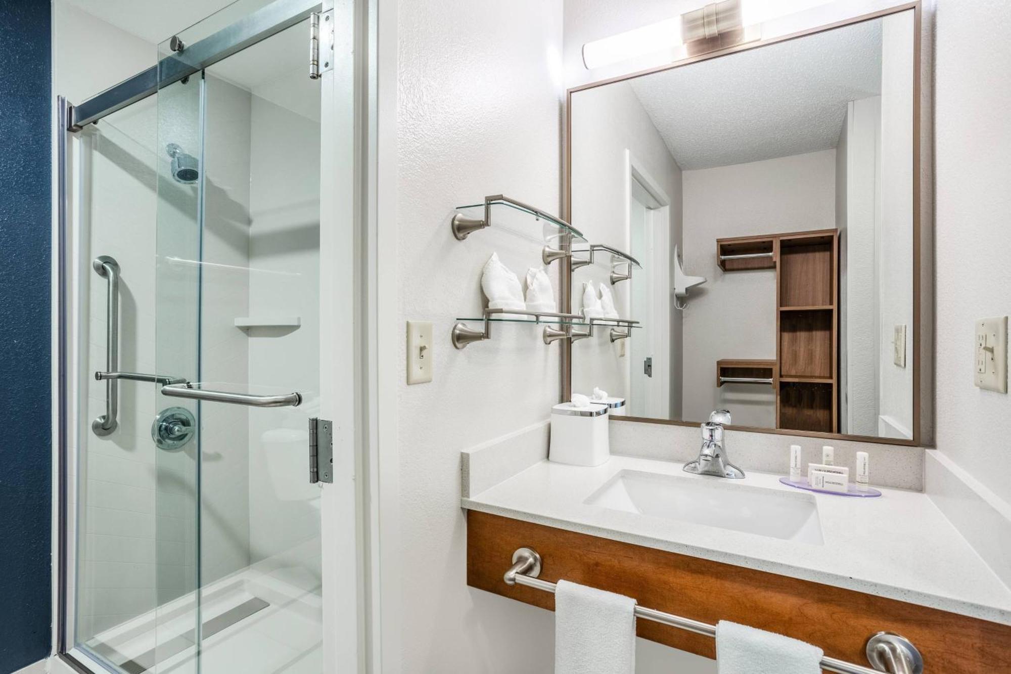King Room with Roll-In Shower - Mobility Access/Hearing Accessible