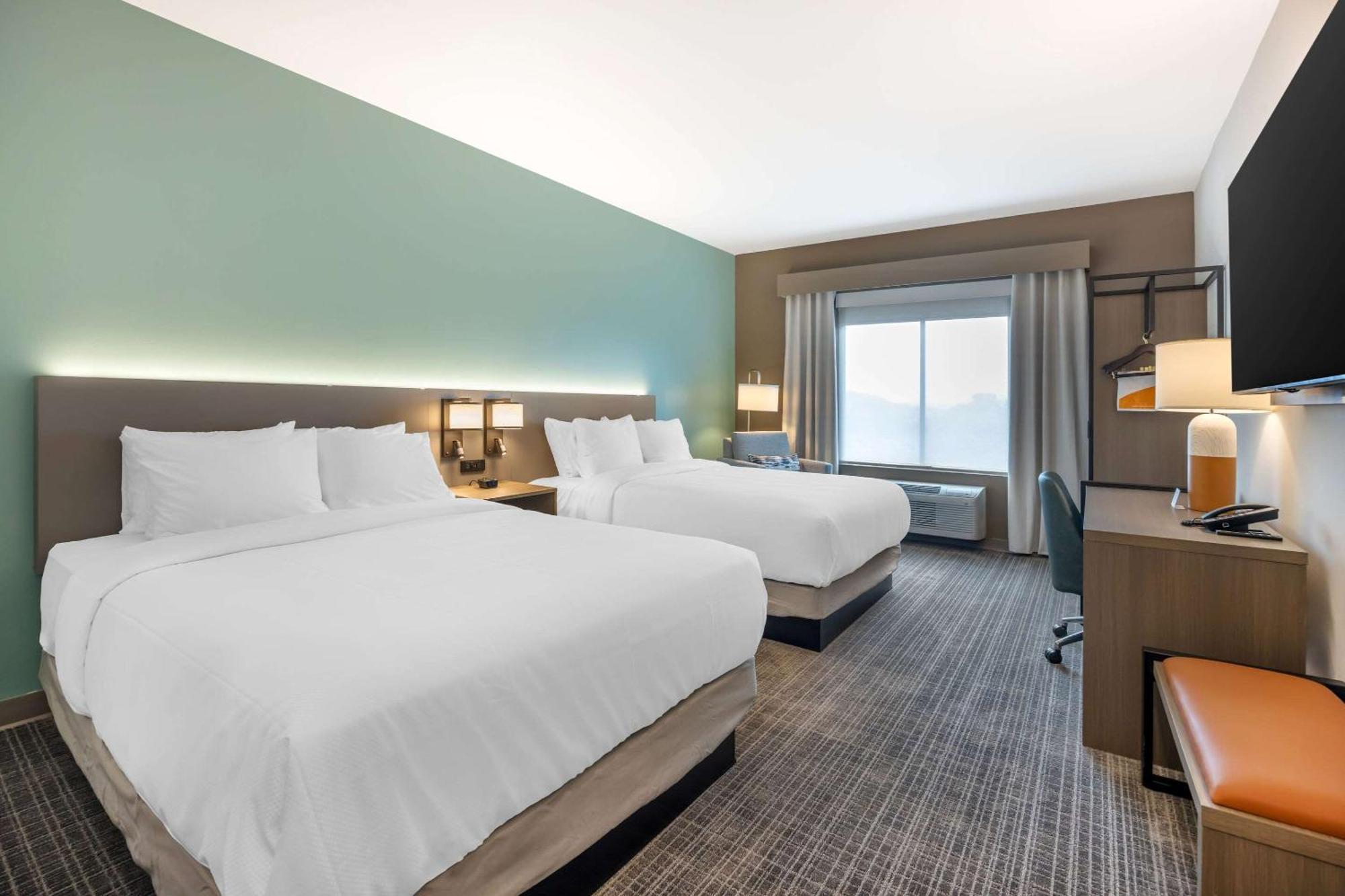 Quadruple Room with Two Queen Beds - Non Smoking