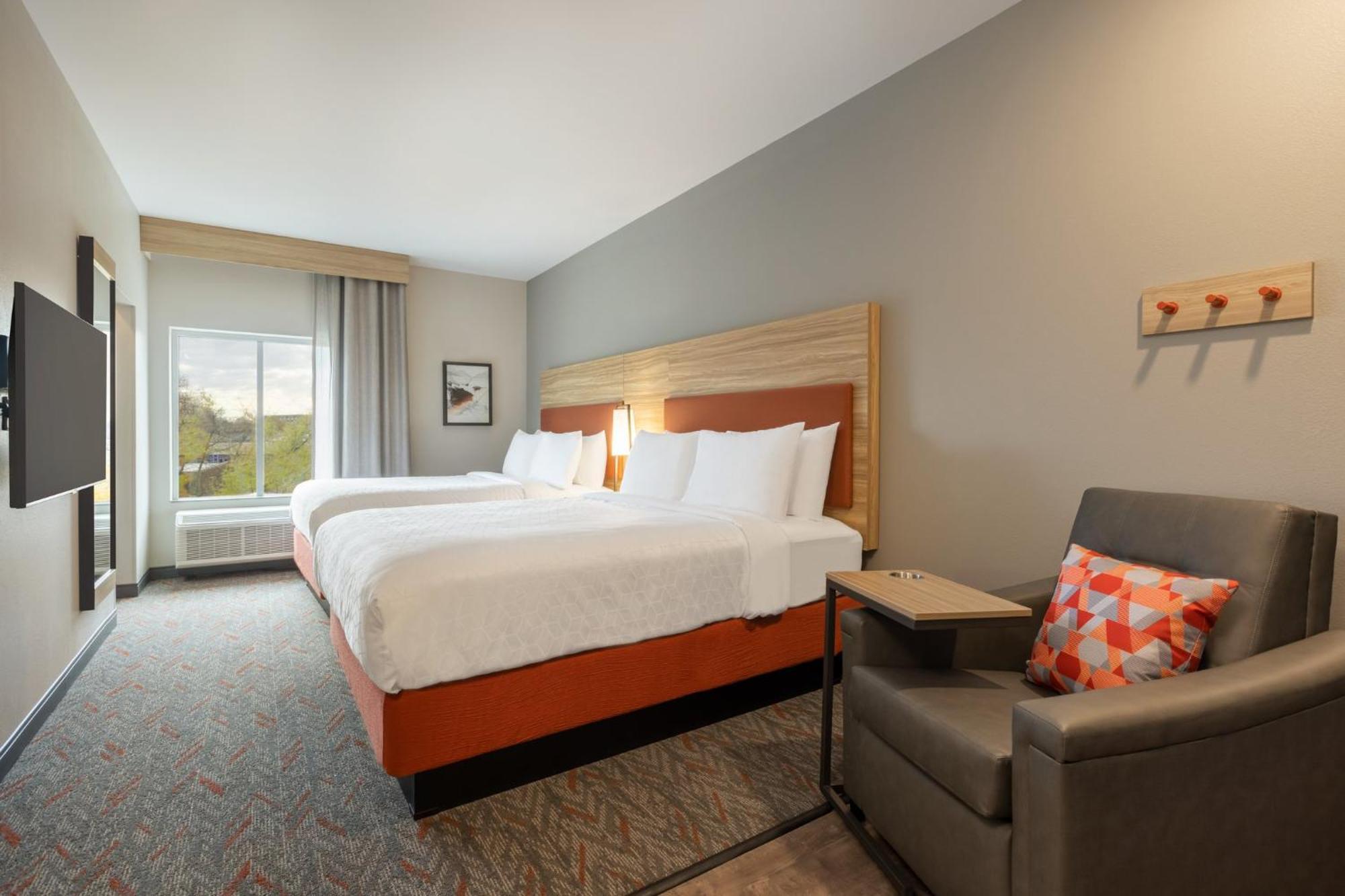 One-Bedroom Queen Suite with Tub - Mobility Accessible