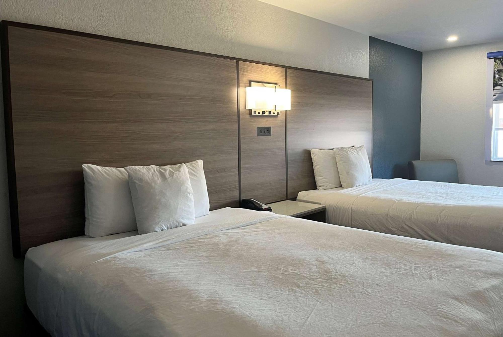 Deluxe Queen Room - Disability Access/Non-Smoking