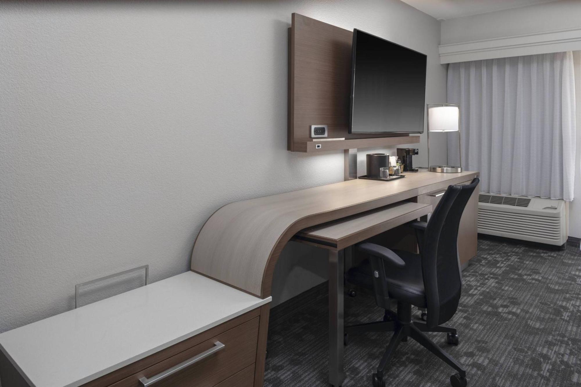 Queen Room with Two Queen Beds and Bathtub - Mobility Access