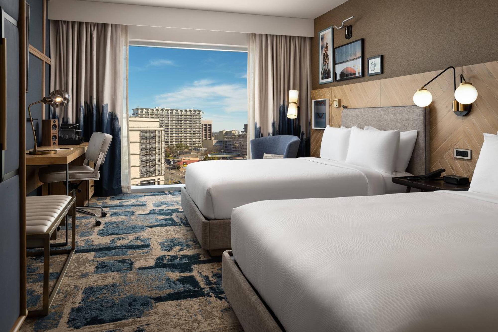 Queen Room with Campus View - Mobility Accessible with Tub