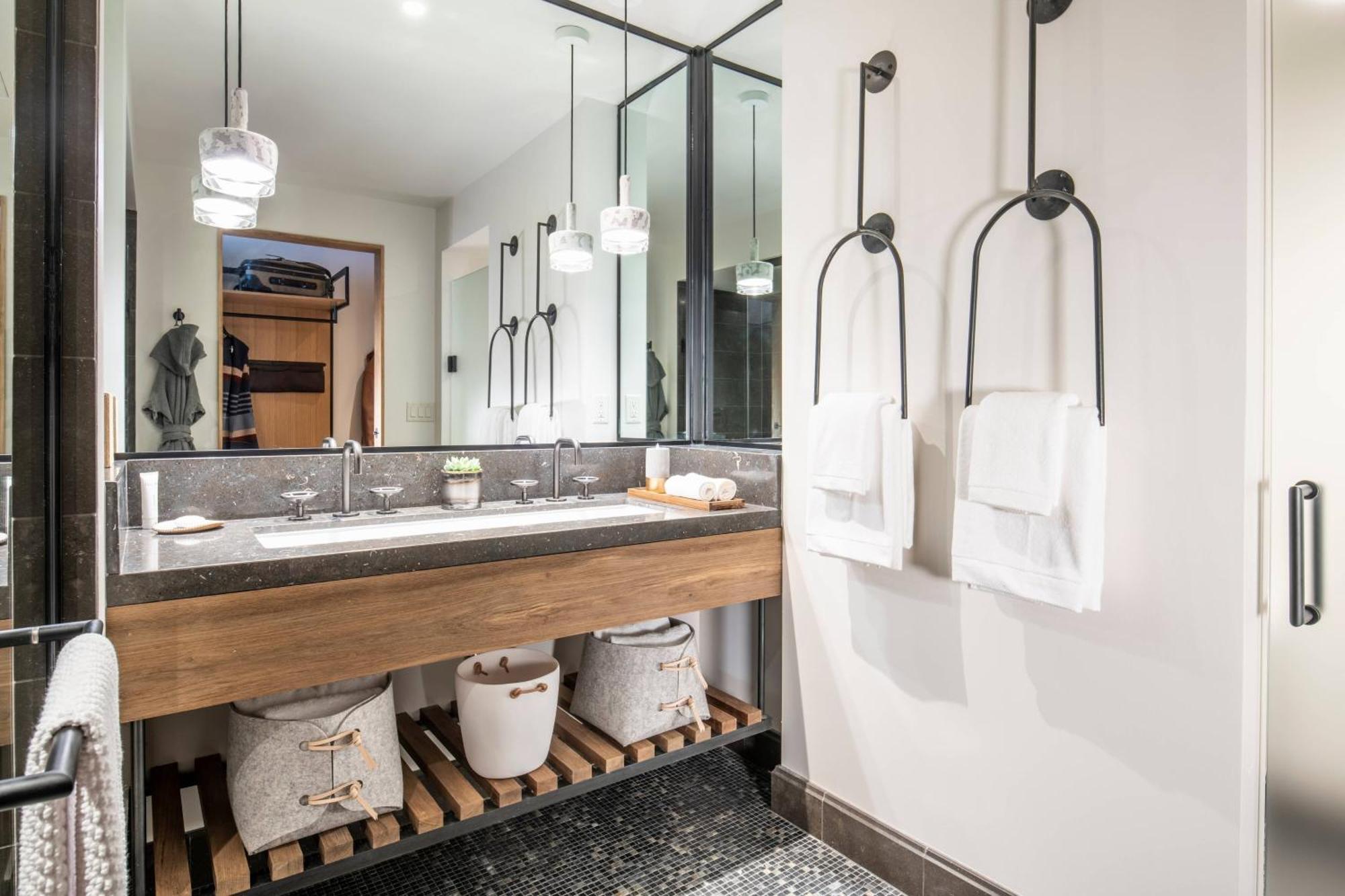 Premier King Room with Urban View - Upper Floor - Mobility and Hearing Accessible with Roll-in Shower