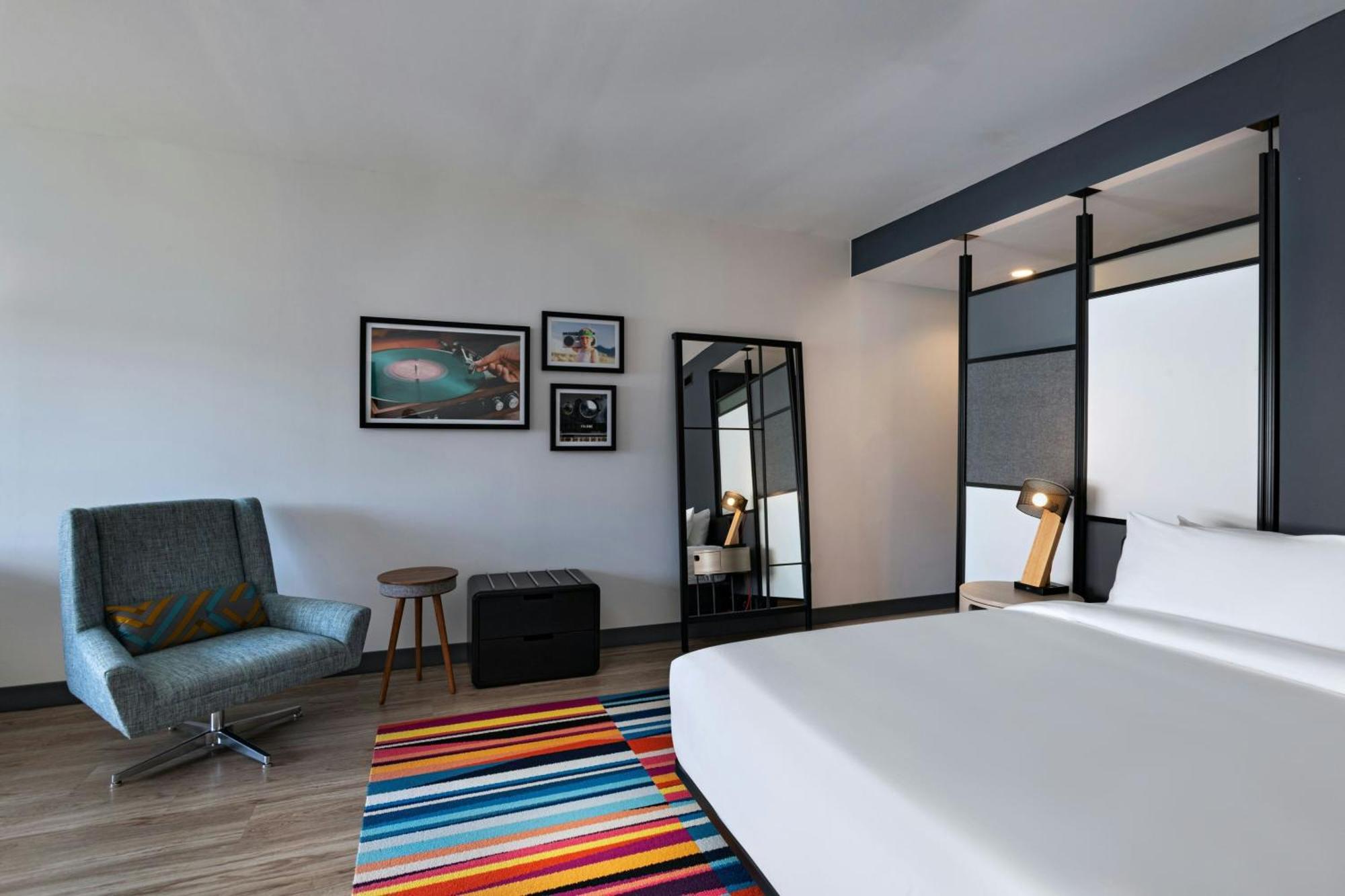 King Suite with Pool View