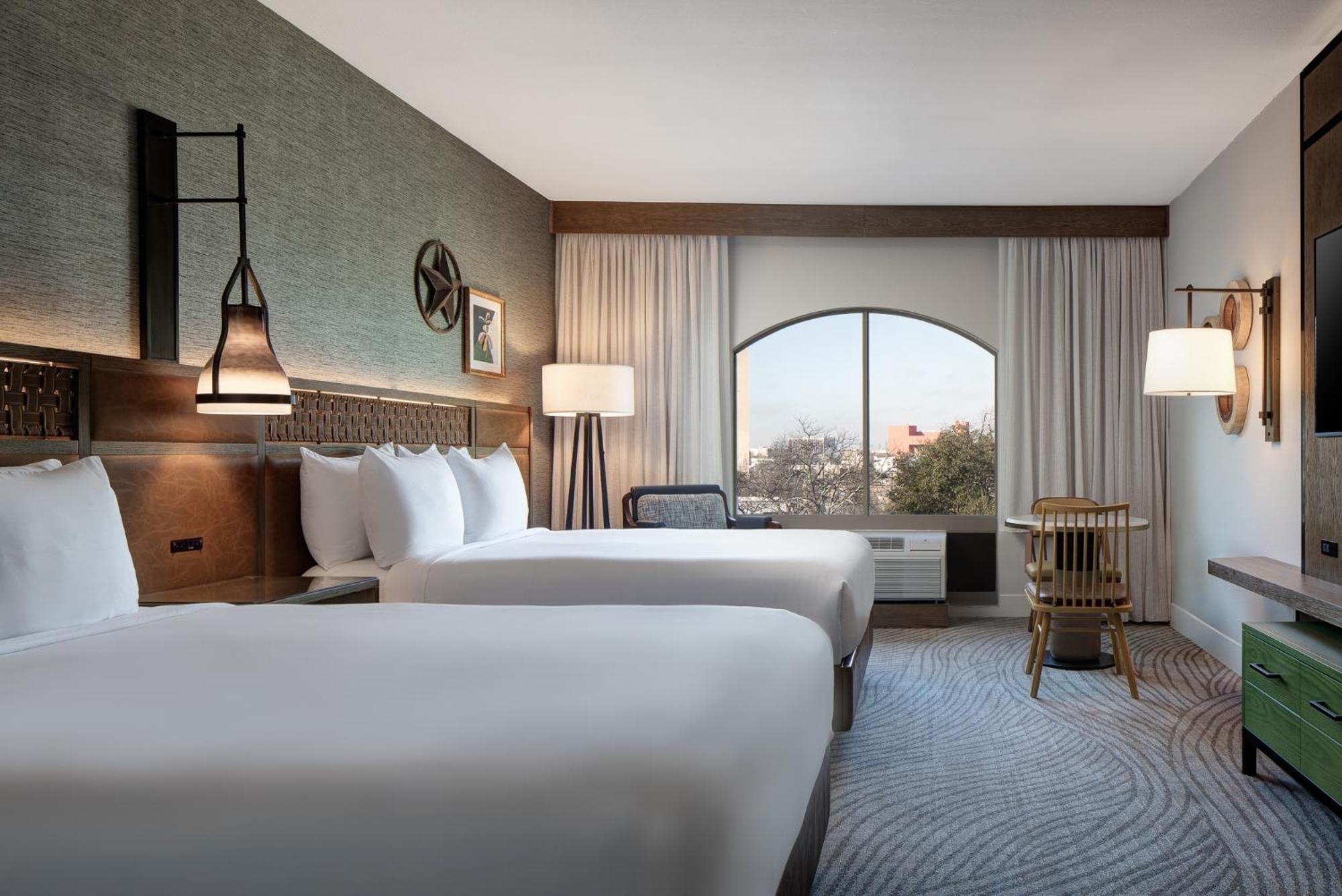 Standard Queen Room - Mobility/Hearing Accessible with Roll-In Shower