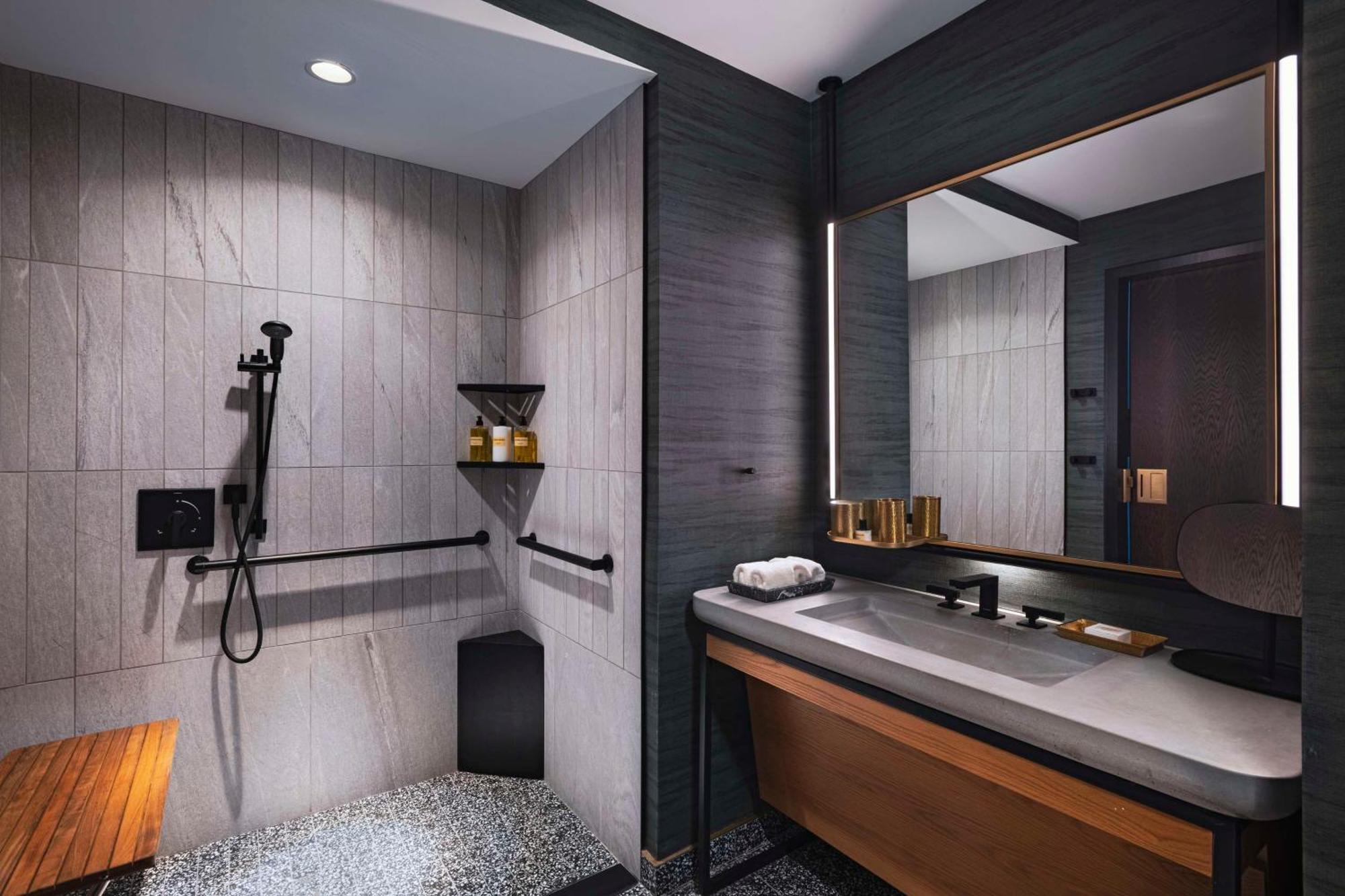 King Room with Roll-In Shower - Disability Access,1660377792:JPEG