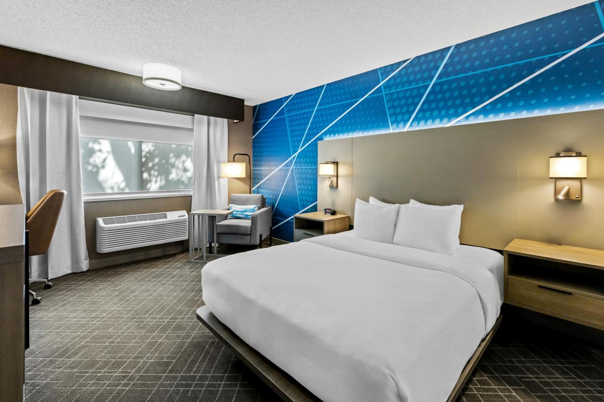 Efficiency Queen Room with Mobility and Hearing Access - Non-Smoking