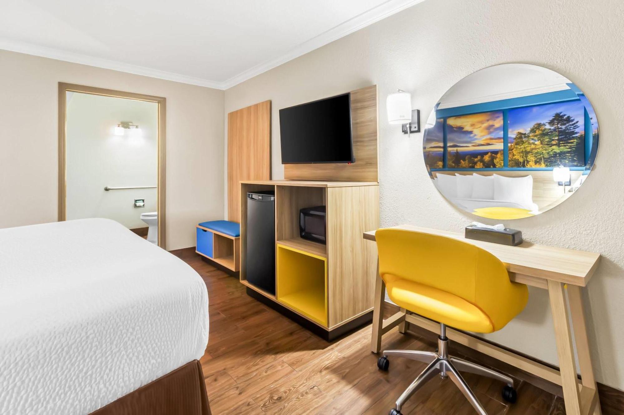 King Room with Bath Tub - Mobility/Hearing Accessible - Non-Smoking