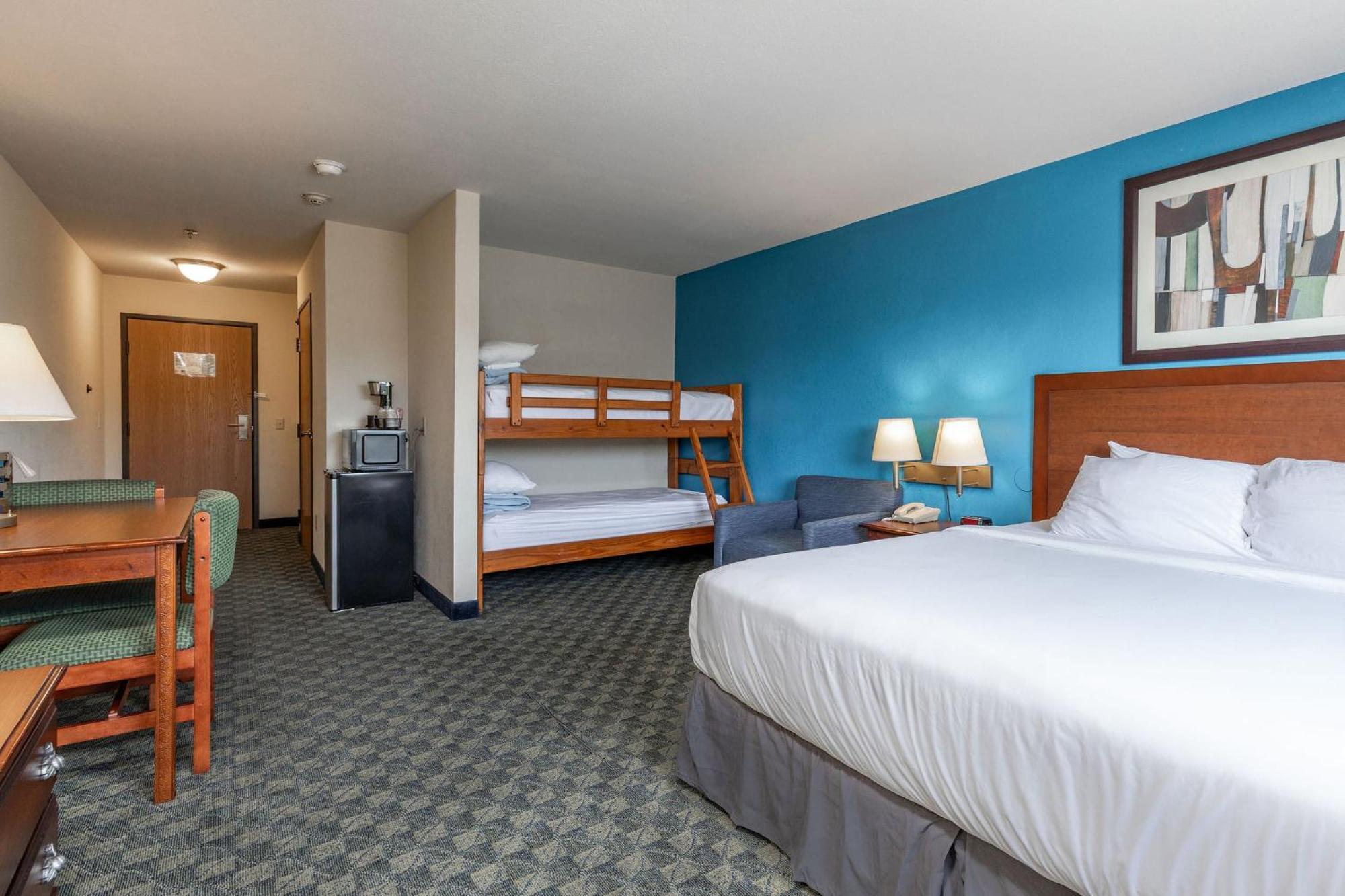 King Room Bunk Beds No Waterpark Access,1697227039:JPEG
