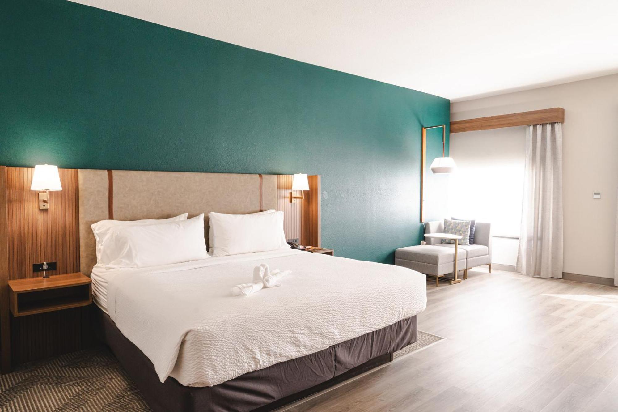 Standard King Room with Tub - Mobility/Communications Accessible