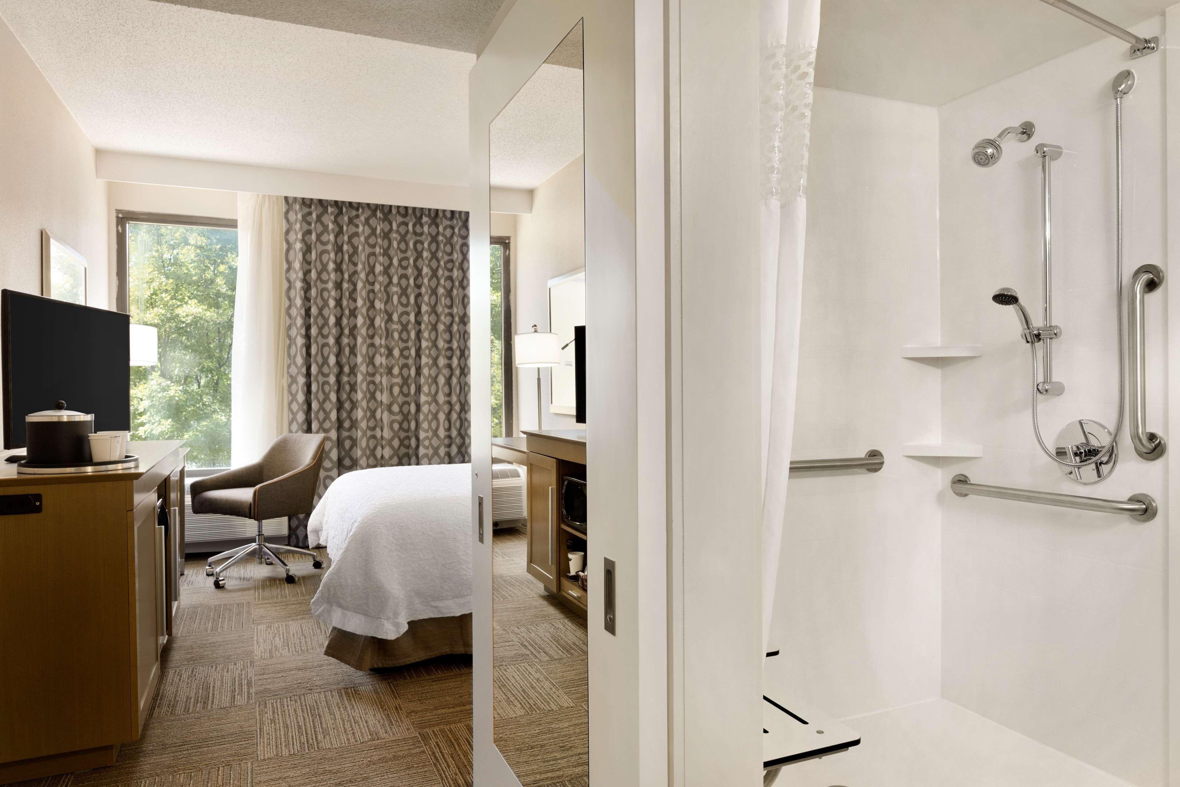 Queen Room Roll Shower Mobility Access or Non-Smoking,1706671325:JPEG
