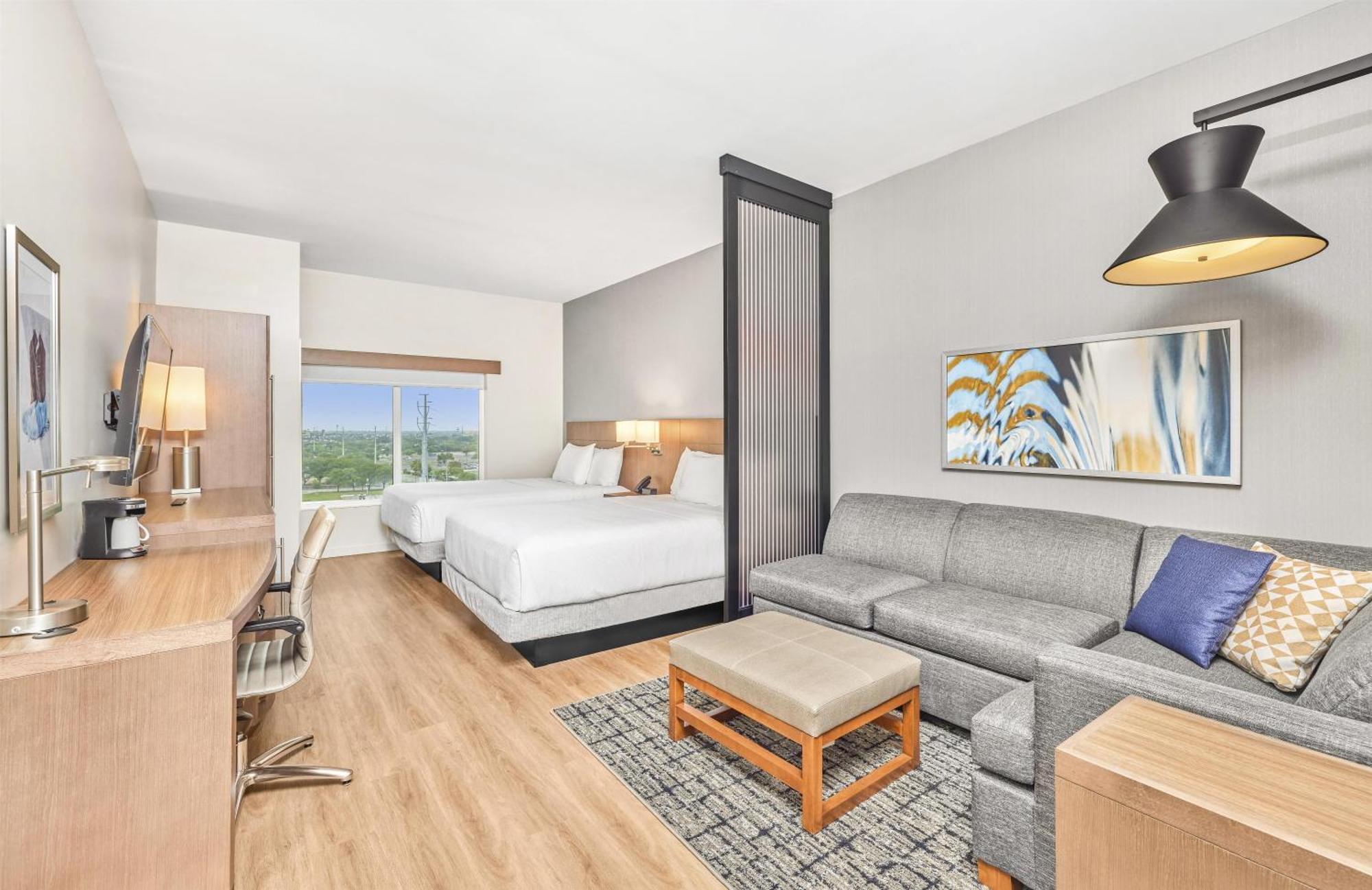 Queen Room with Two Queen Beds and Sofa Bed - High Floor