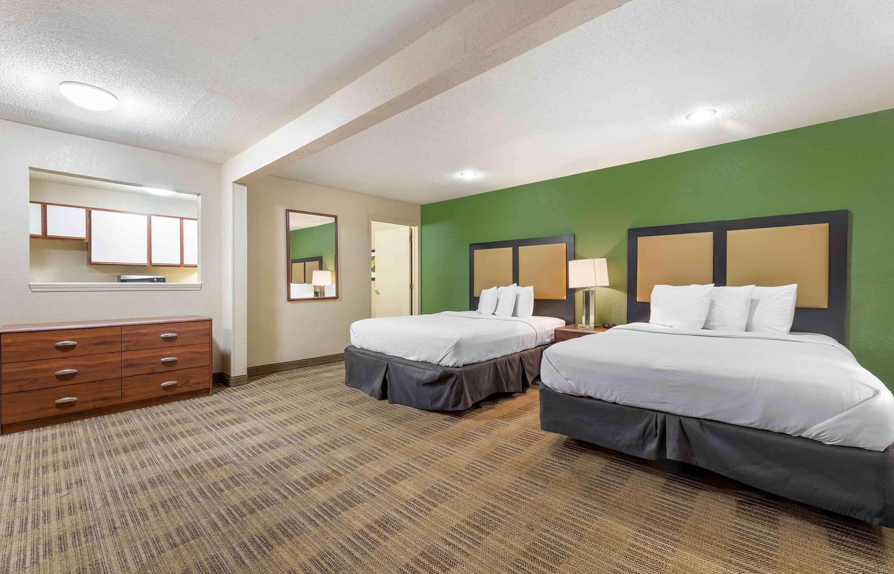 Deluxe Studio with Two Queen Beds - Non-Smoking