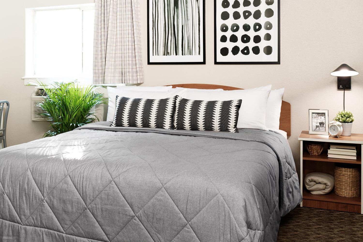 Premium- 1 King/Queen Bedroom w/Whirlpool
