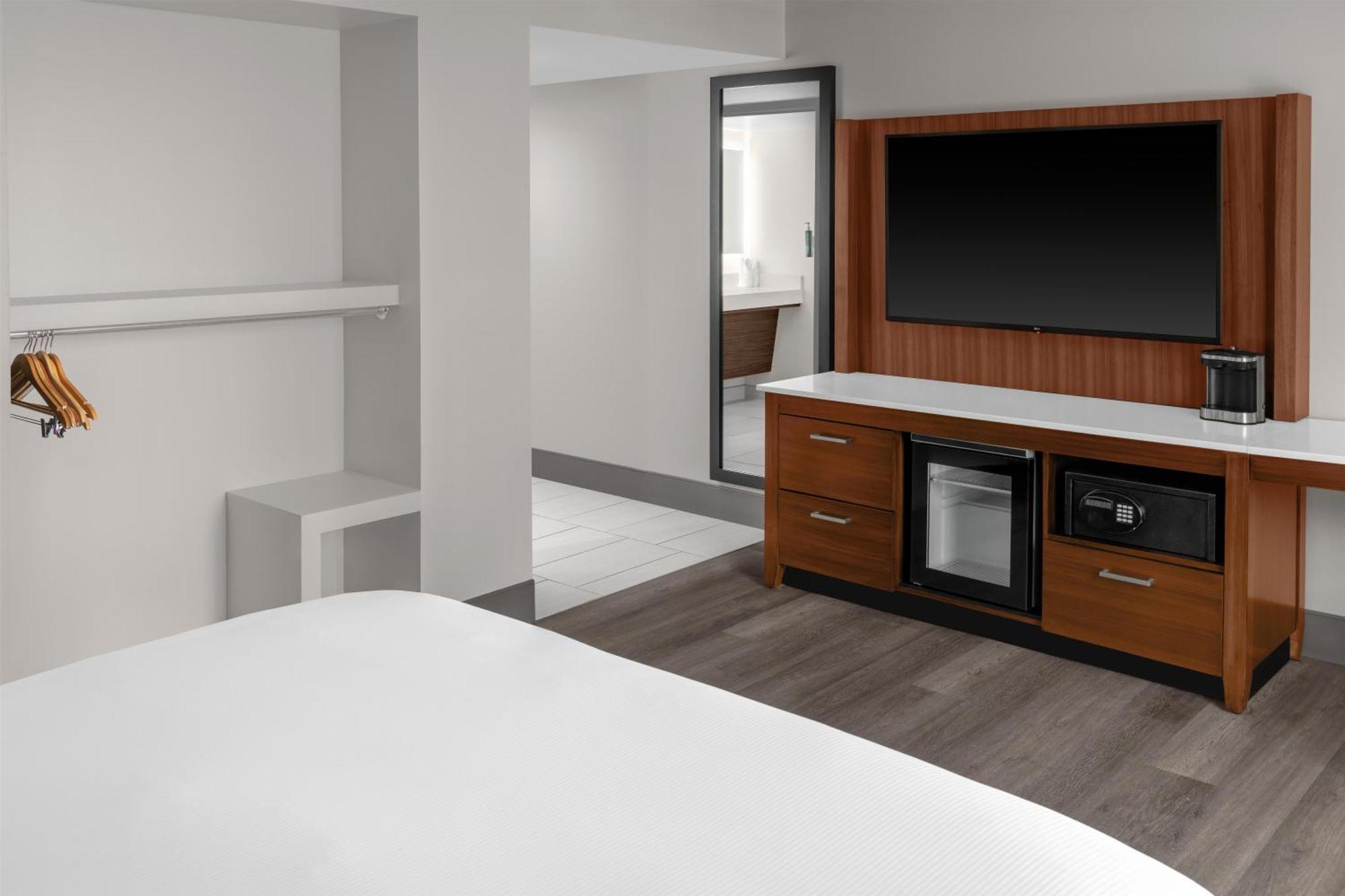 King Room with Bath Tub - Mobility and Hearing Accessible,1742647491:JPEG