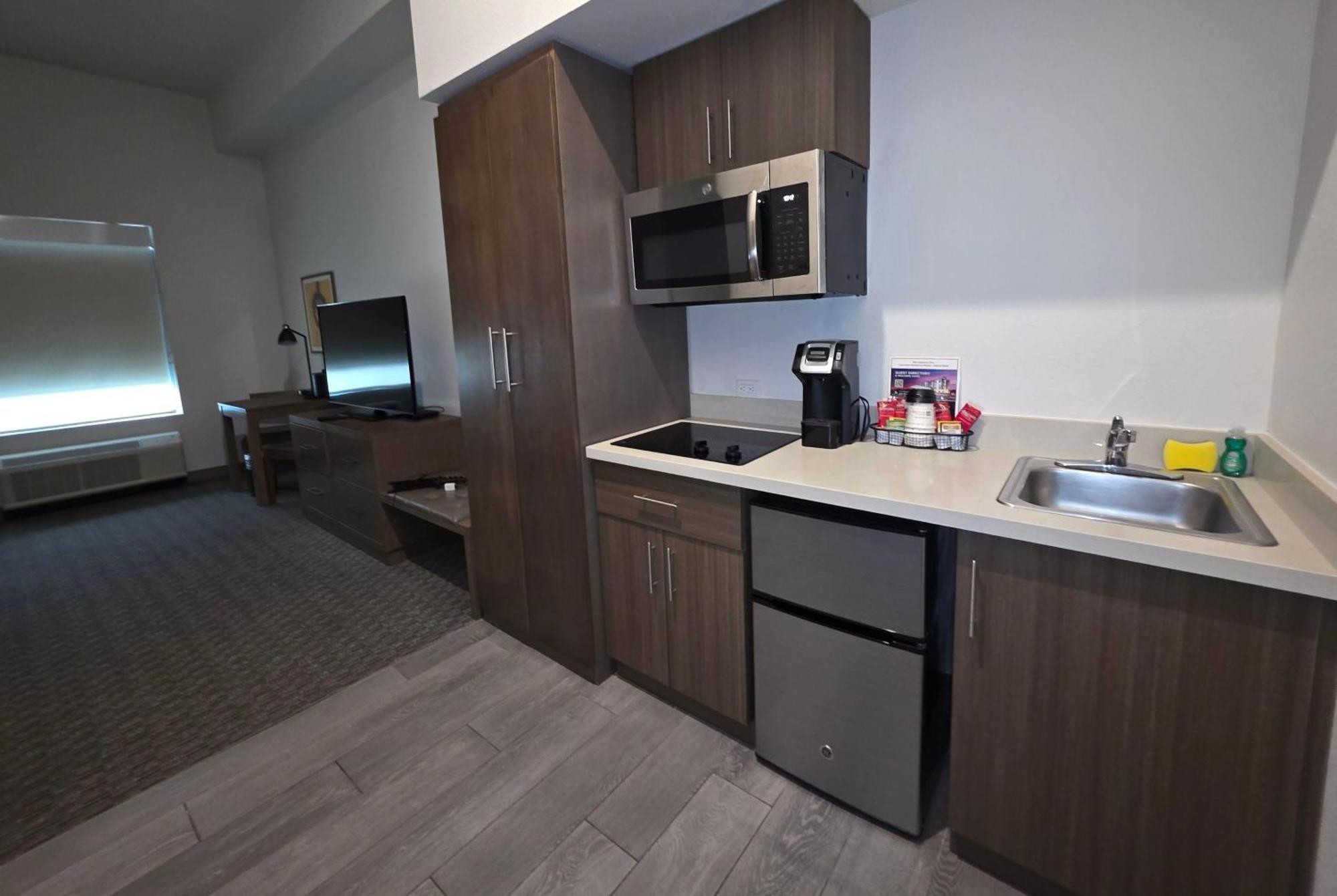 Queen Suite with Kitchenette - Non-Smoking