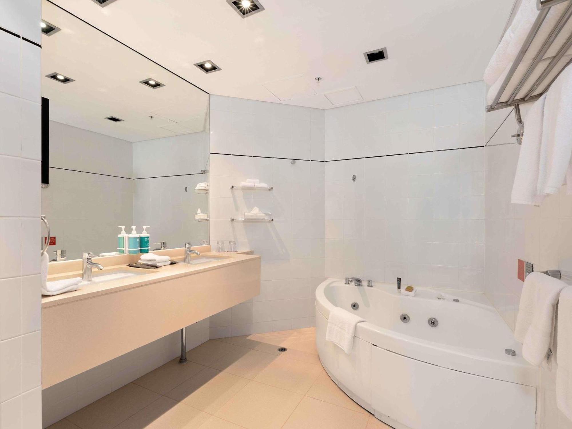 Executive 1 Bedroom Loft Suite, 1 King Bed, Darling Harbour Facing
