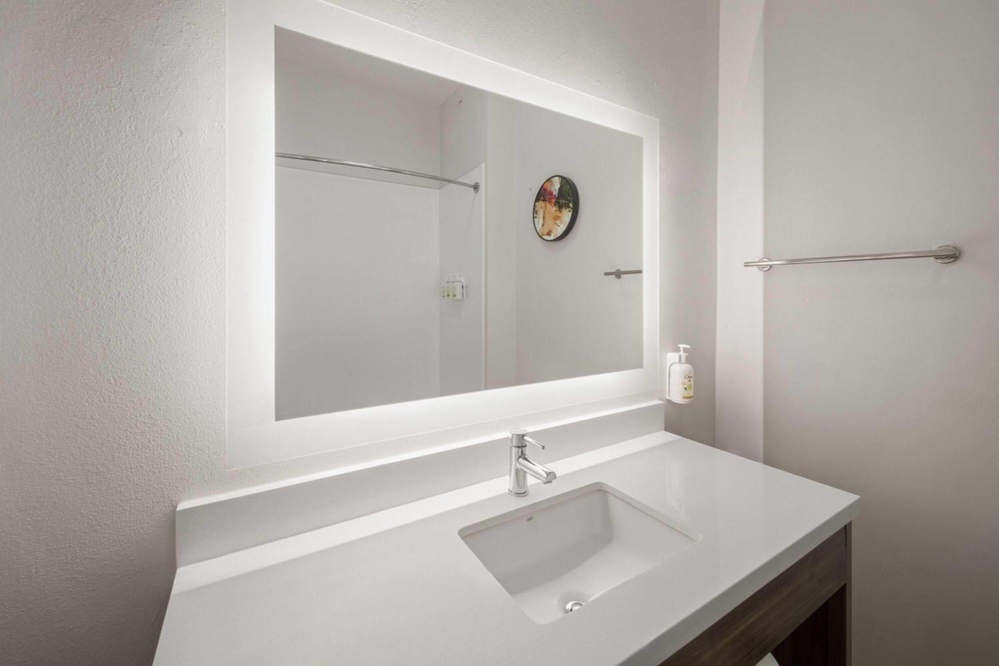 One-Bedroom King Suite - Non-Smoking