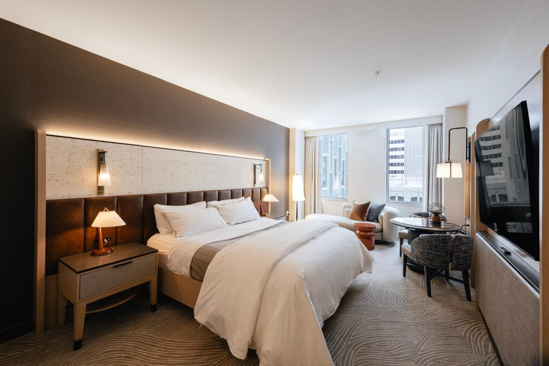 Guest room, 1 King, City view