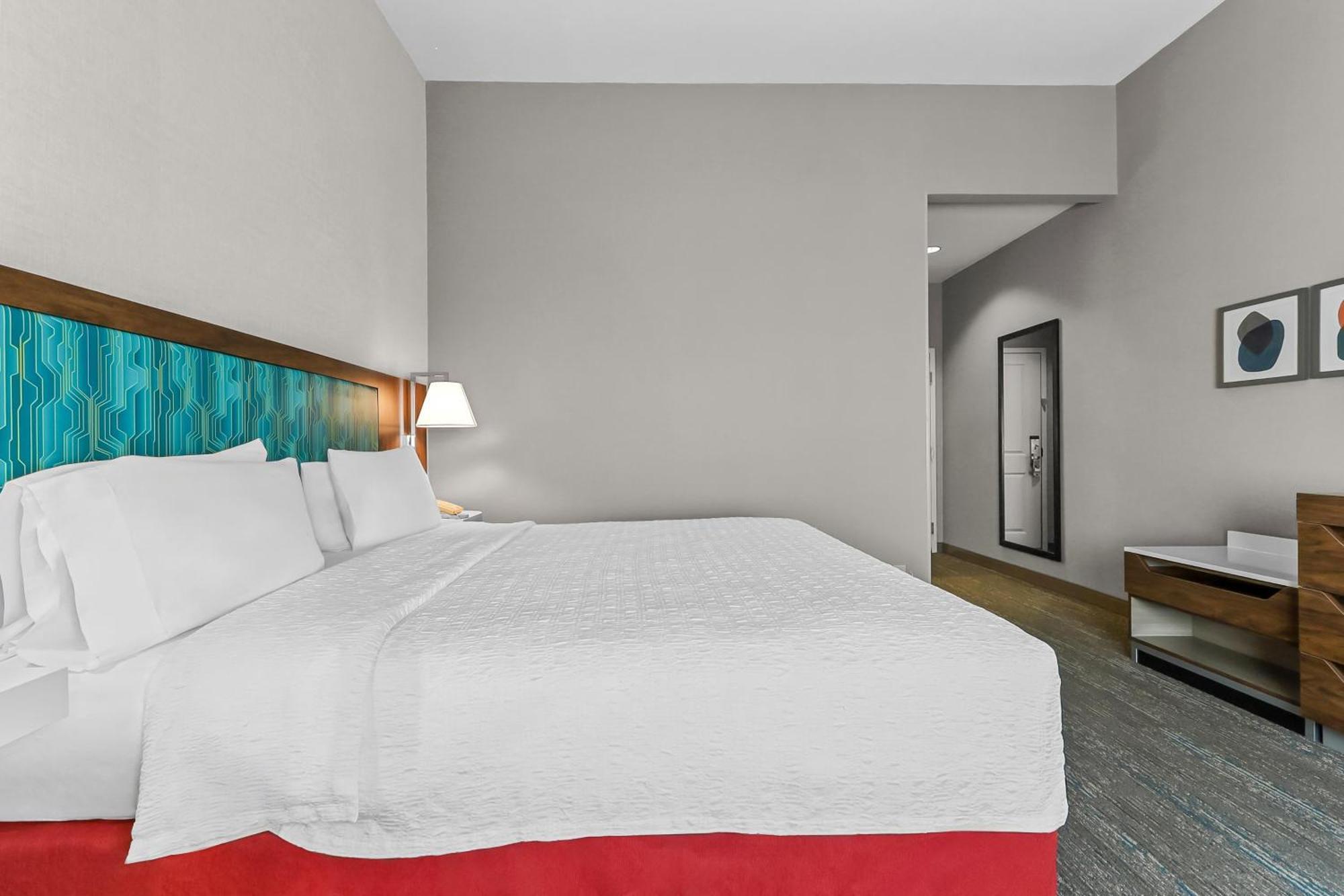 King Room with King Bed - Non-Smoking