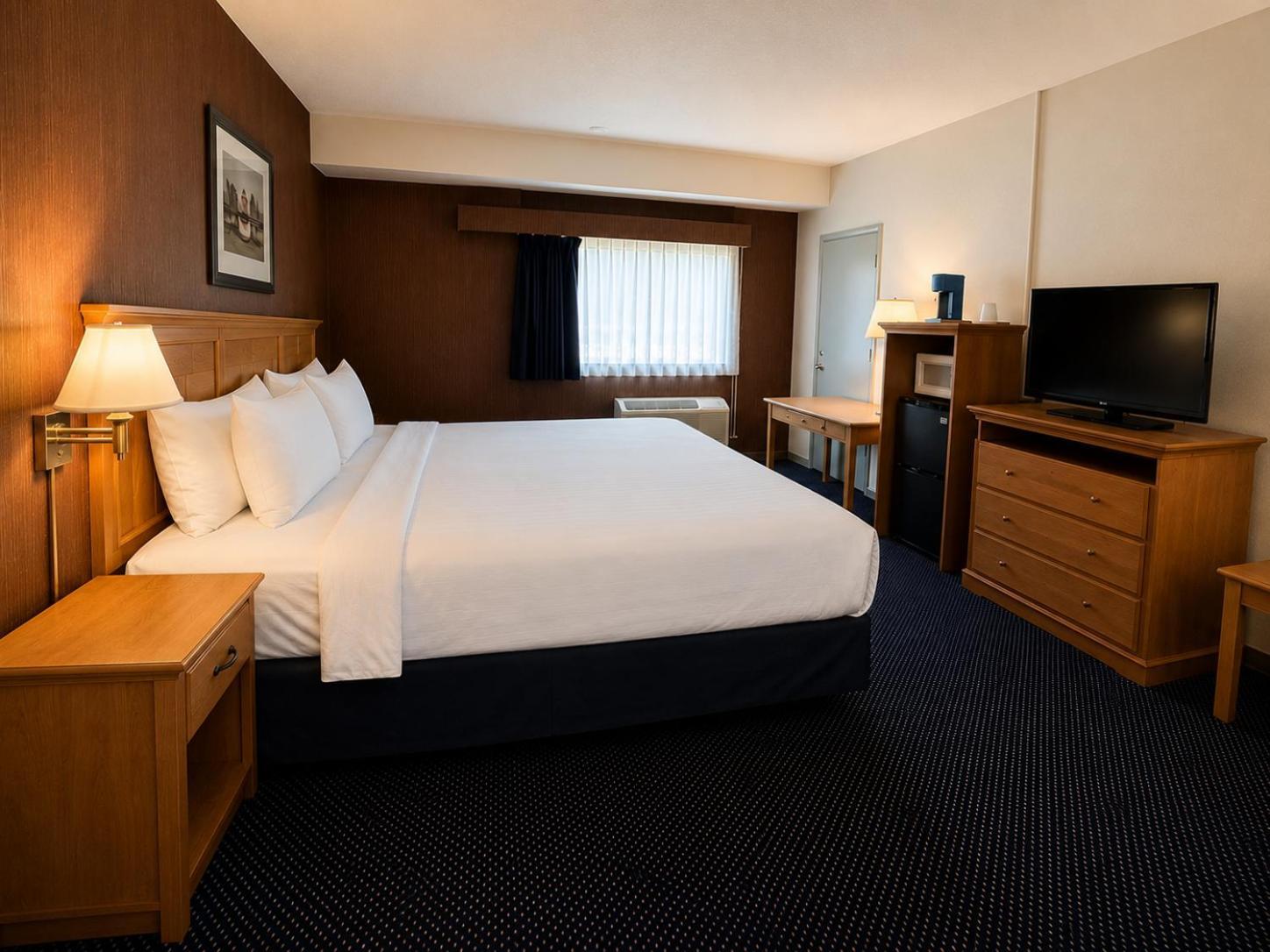 King Suite with Roll-In Shower - Mobility Accessible/Non-Smoking