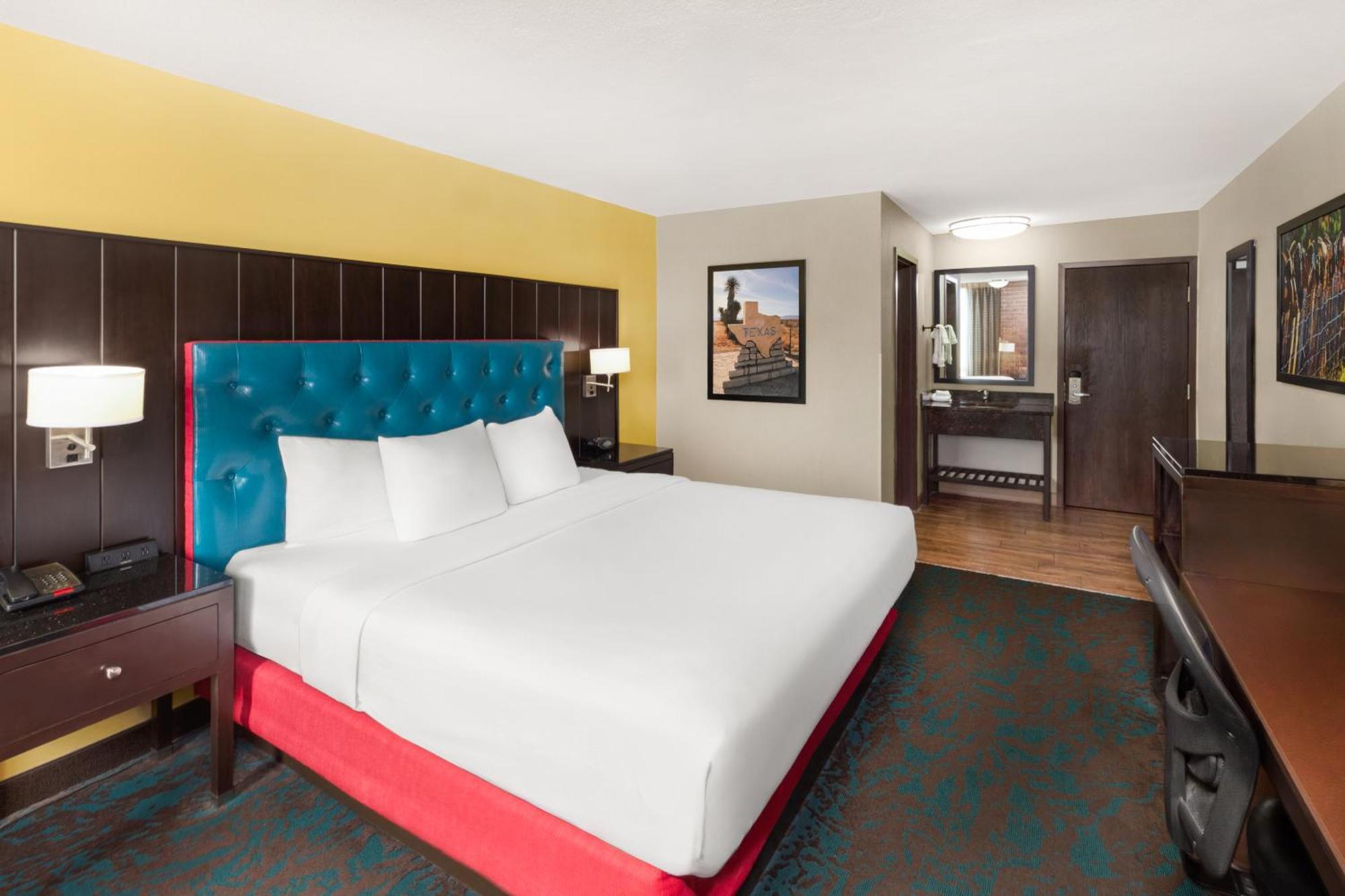 Deluxe King Room - Non-Smoking
