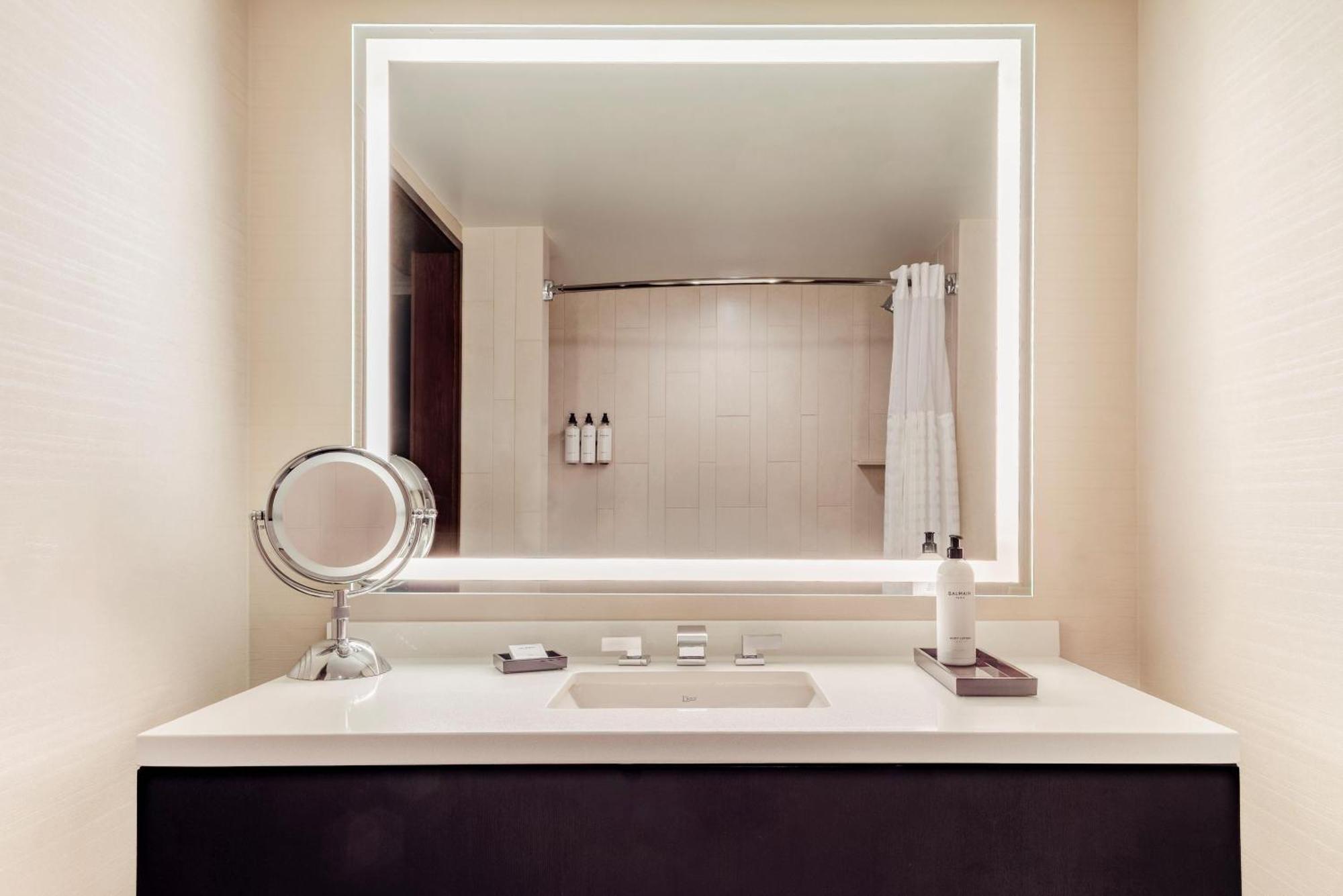 King Room with Accessible Shower - Disability Access