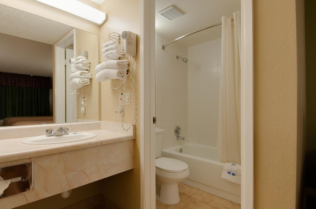 Deluxe Two Queen Kitchenette Non-Smoking