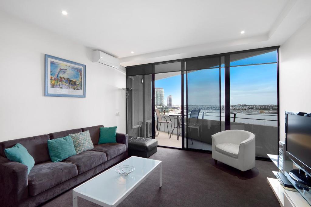 Deluxe One-Bedroom Apartment with Harbor View