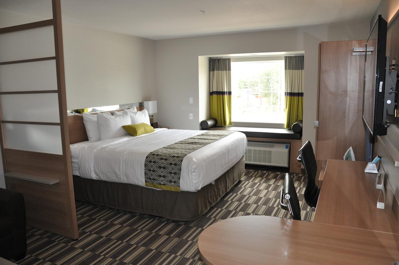Deluxe Queen Room with Spa Bath