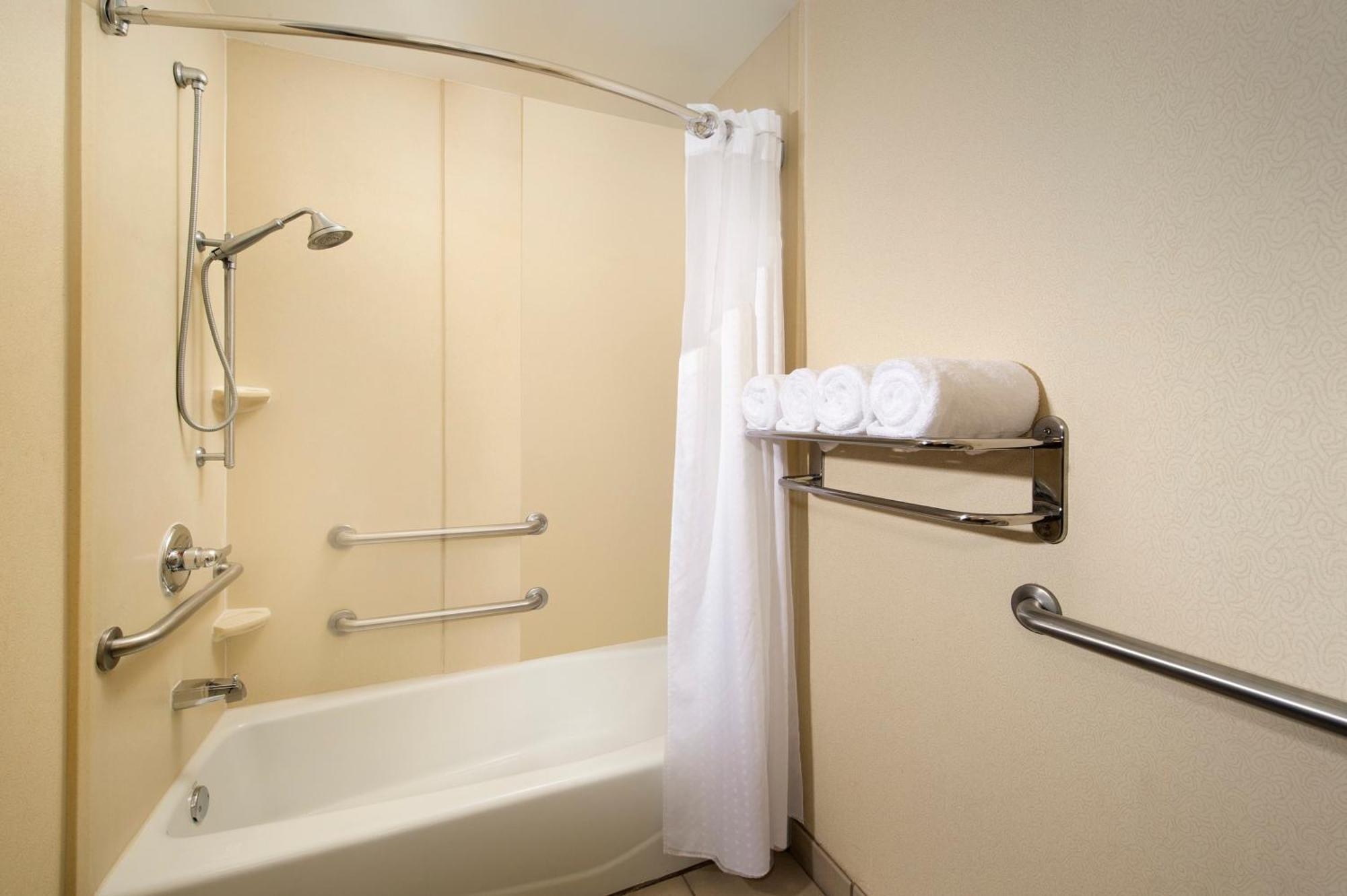 King Room - Mobility Access Tub - Non-Smoking
