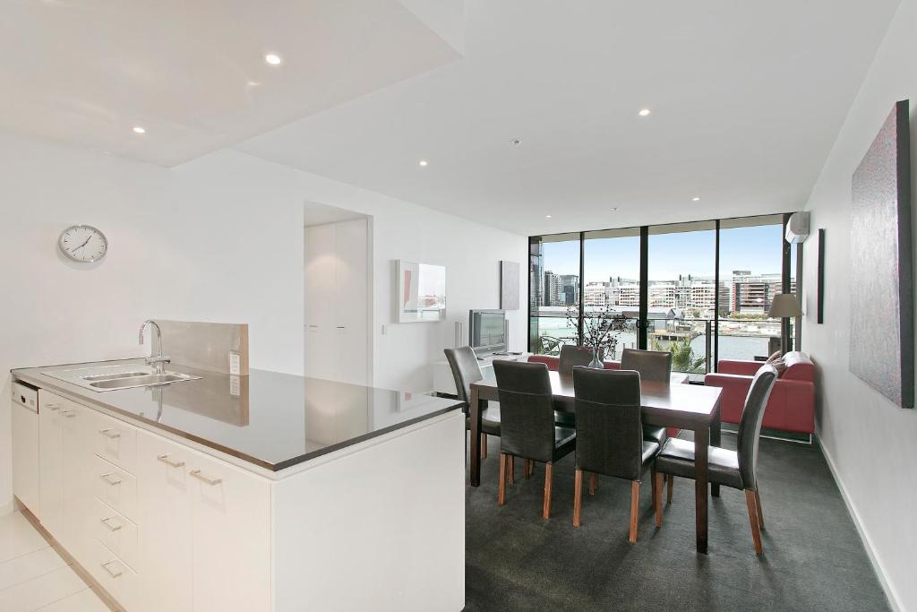 NewQuay Two-Bedroom, Two-Bathroom Apartment with View