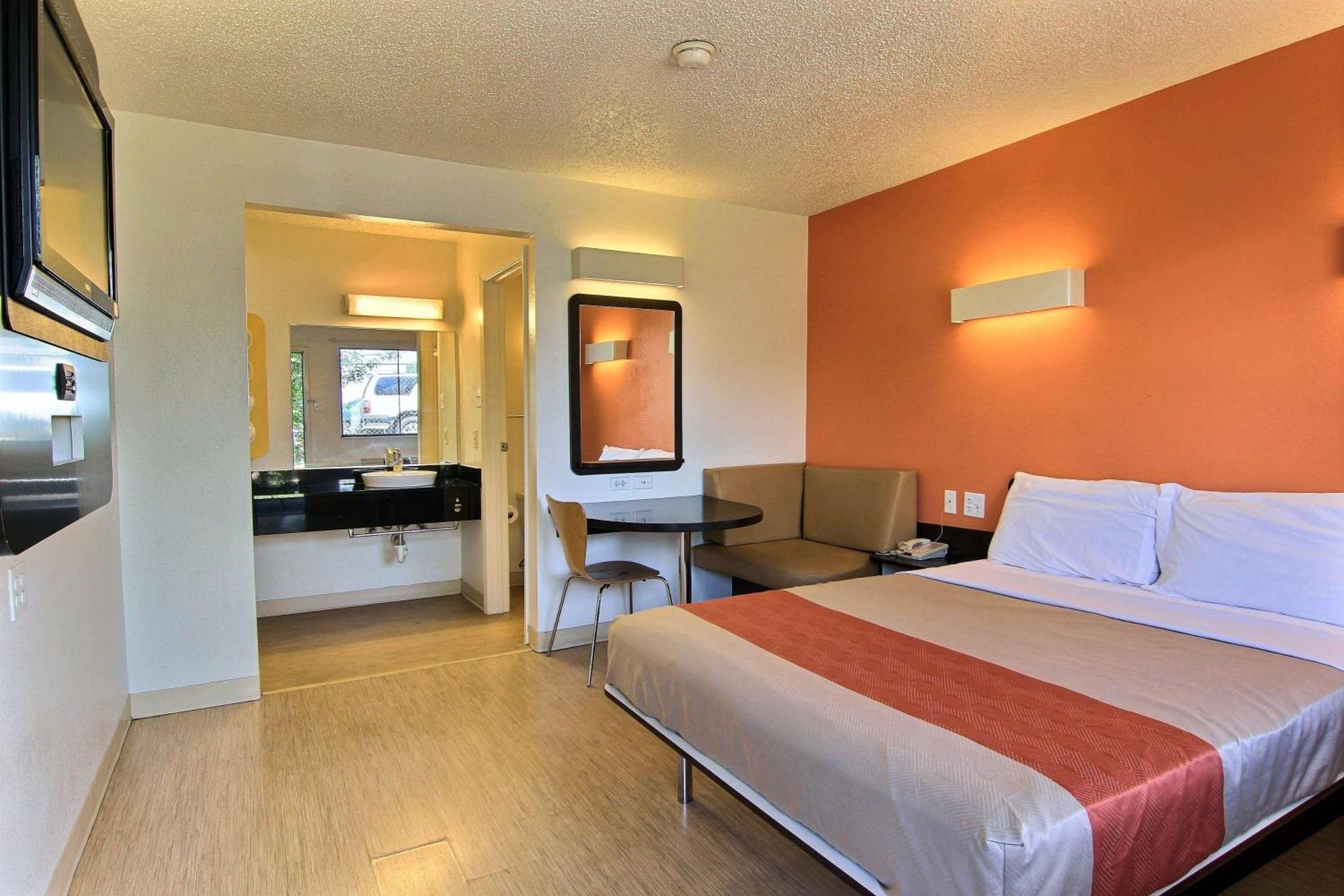 1 Queen Bed |
