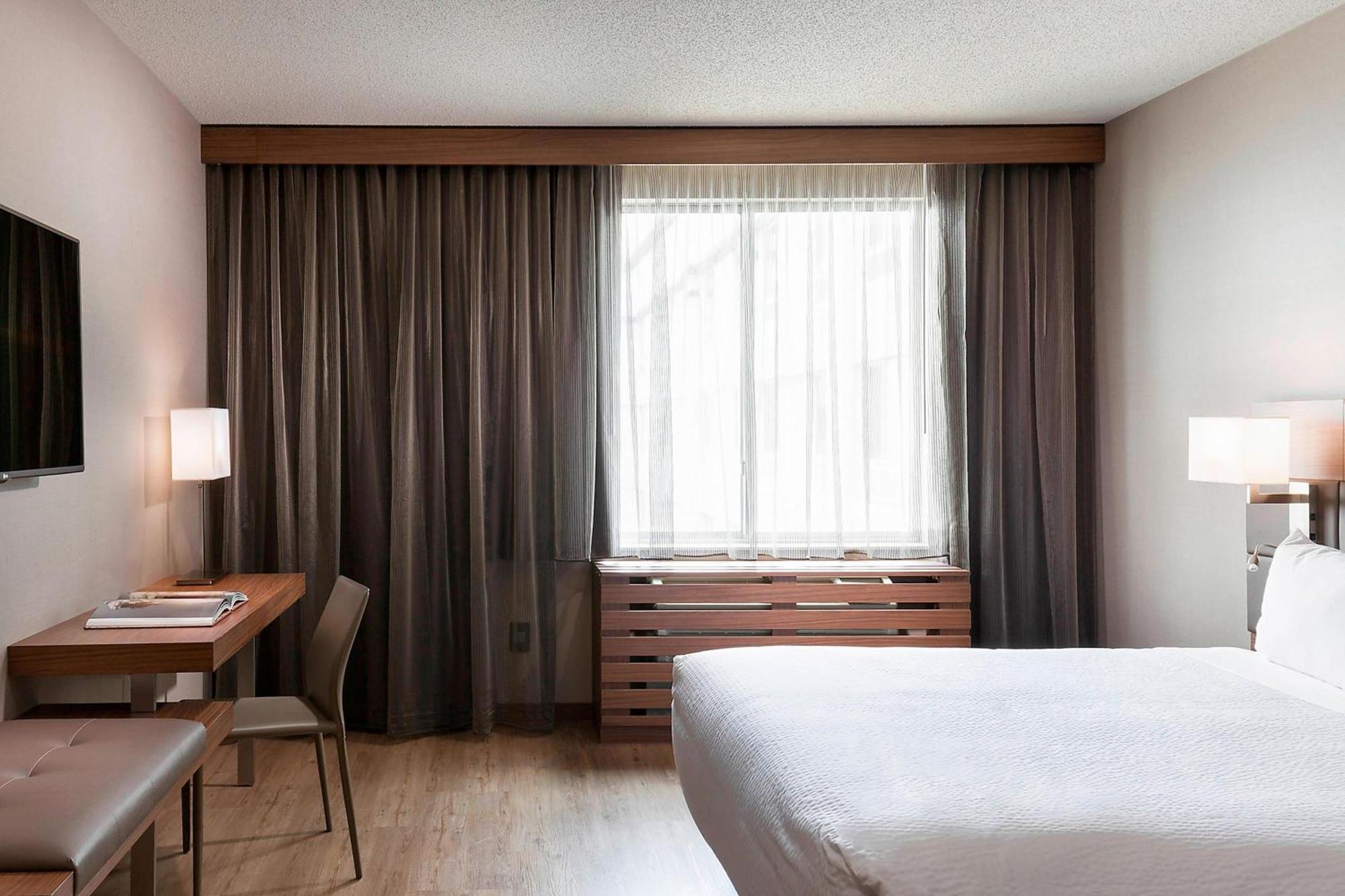 Classic King Room with Adapted Tub - Mobility and Hearing Accessible,1499010235:JPEG