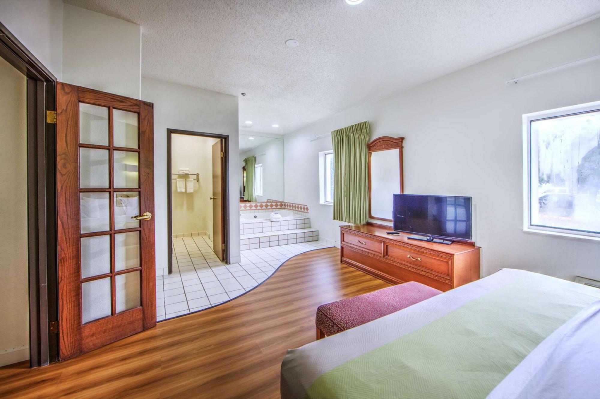 King Suite with Spa Bath - Smoking