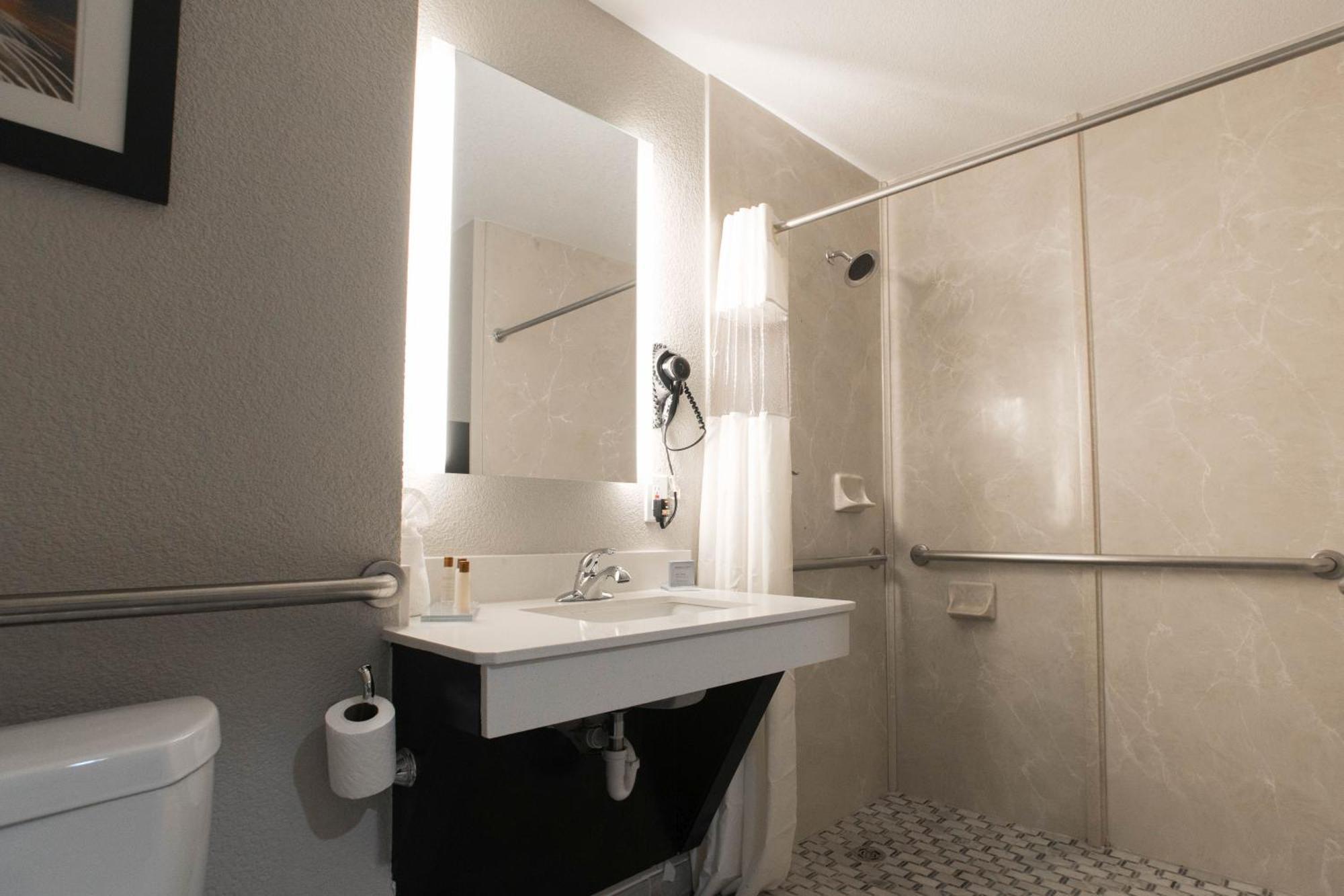 Queen Room with Bath Tub - Mobility/Hearing Accessible - Non-Smoking