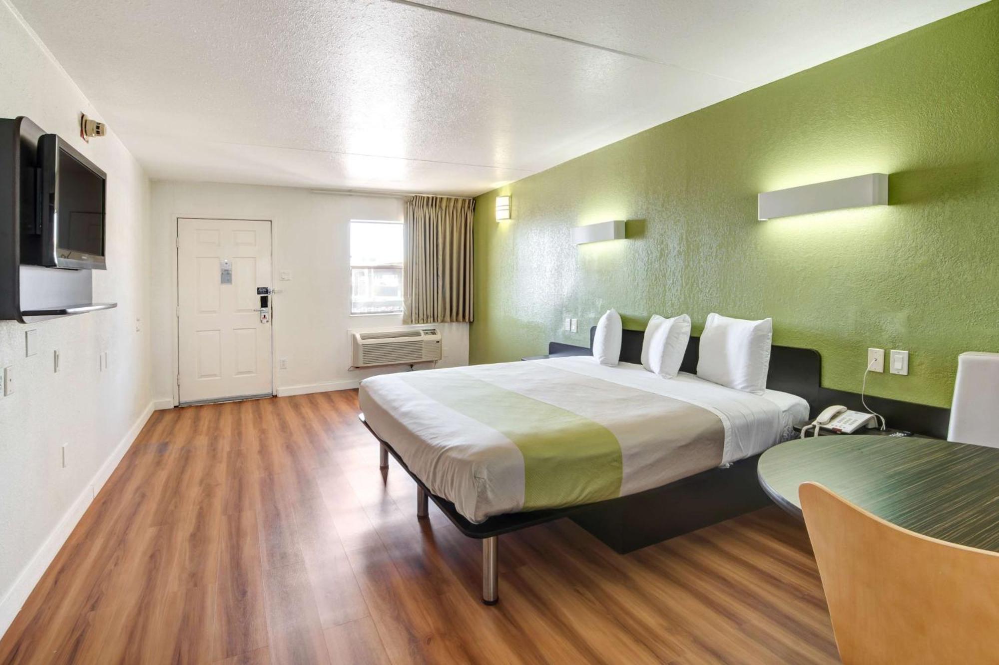 King Room with Roll-in Shower - Disability Access - Non-Smoking