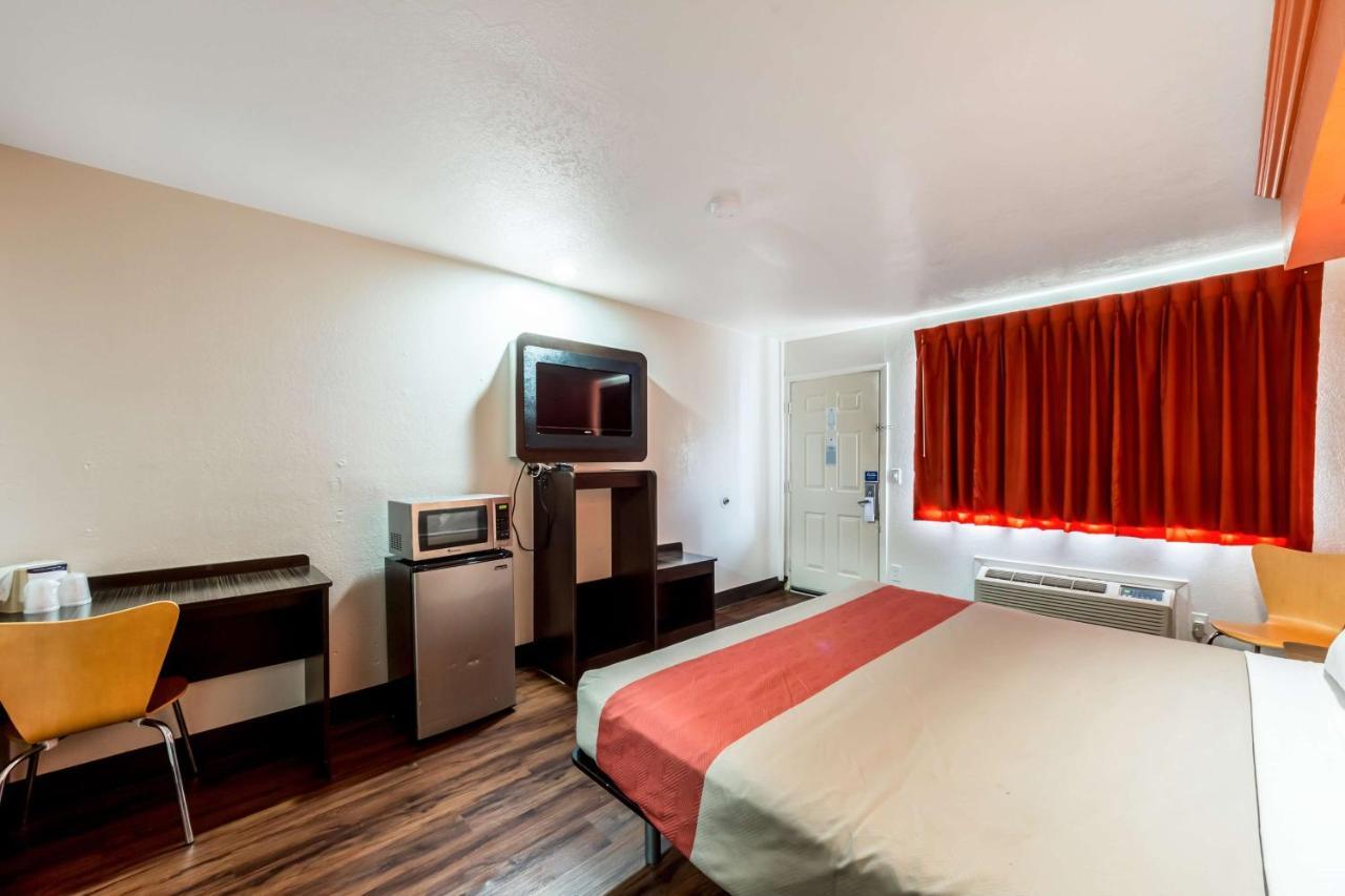 King Room with Roll-in Shower - Disability Access - Non-Smoking