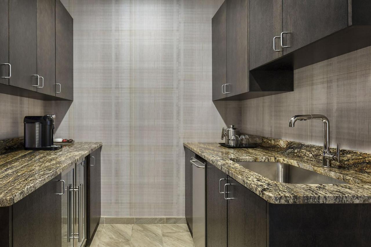 Belmont, 1 King, High Floor,979460641:JPEG