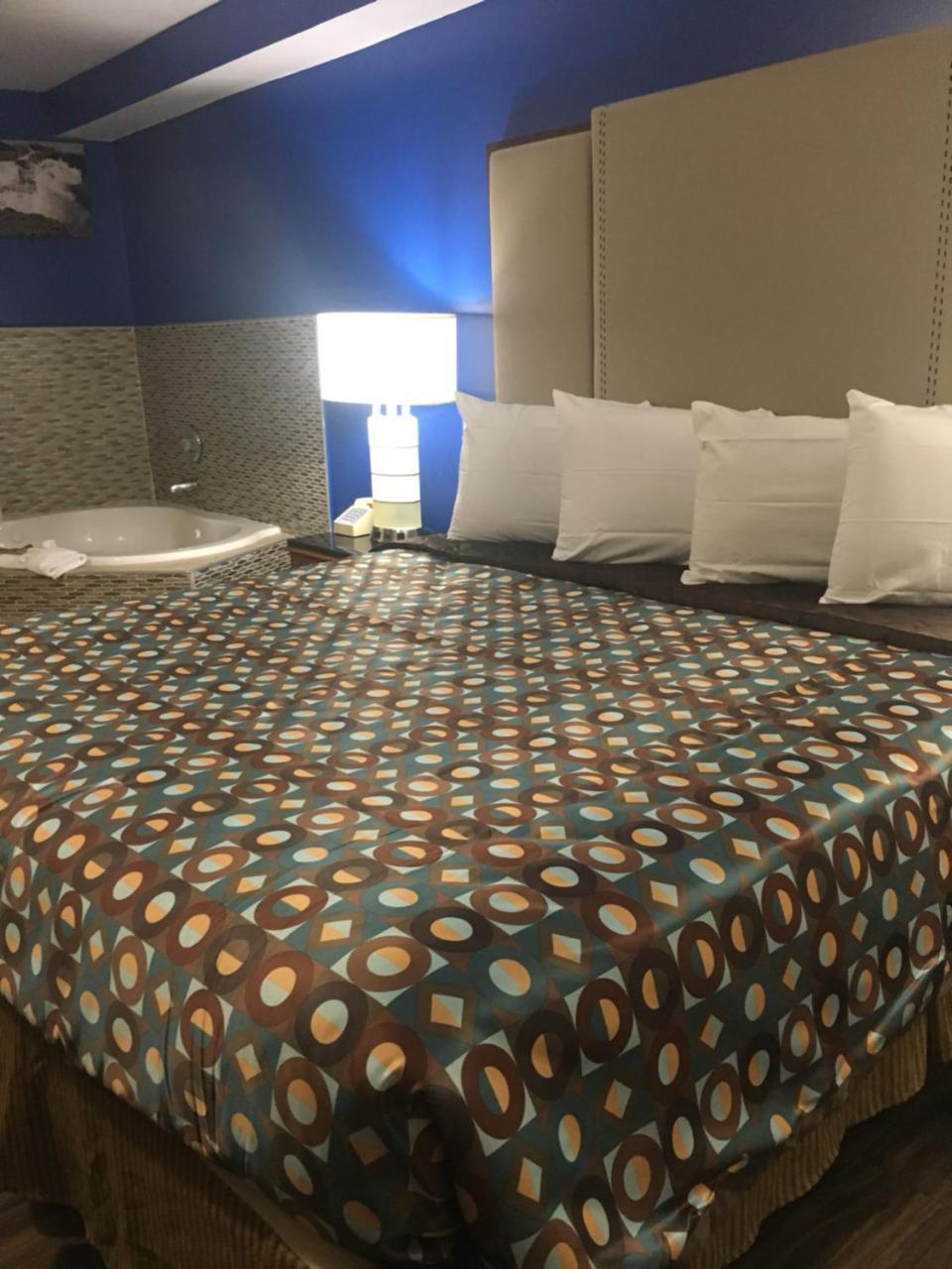King Suite with Whirlpool - Non-Smoking